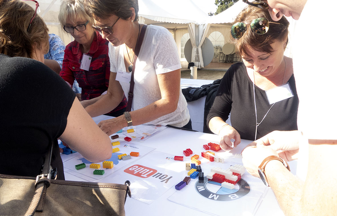 Restitution LEGO Bruxelles jury délibération équipes debout · INNOV'events