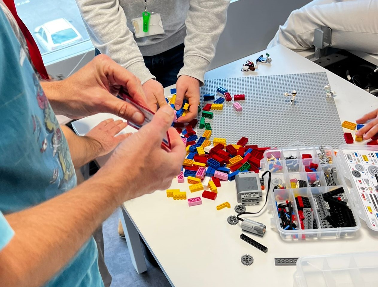 LEGO challenge volledige dag Luik meerdere teams bouwrondes lunch · INNOV'events