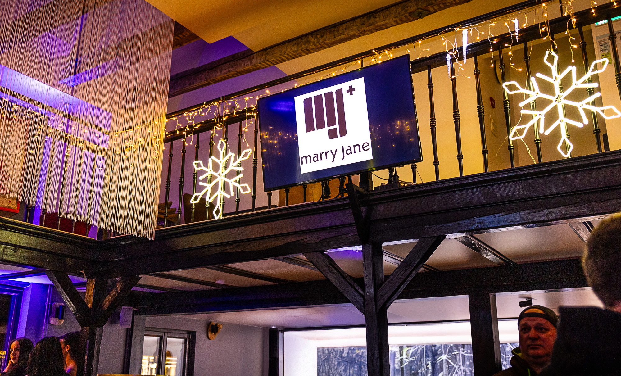 Lieu événementiel fête de Noël Bruxelles vue hall industriel Tour & Taxis illuminé · INNOV'events