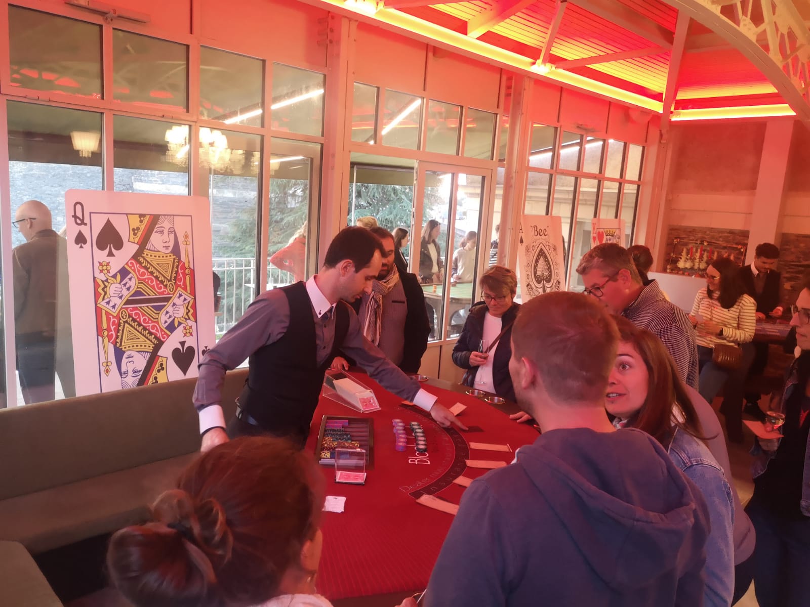 Pokeranimatie bedrijfsevenement Brussel staande receptie teams · INNOV'events
