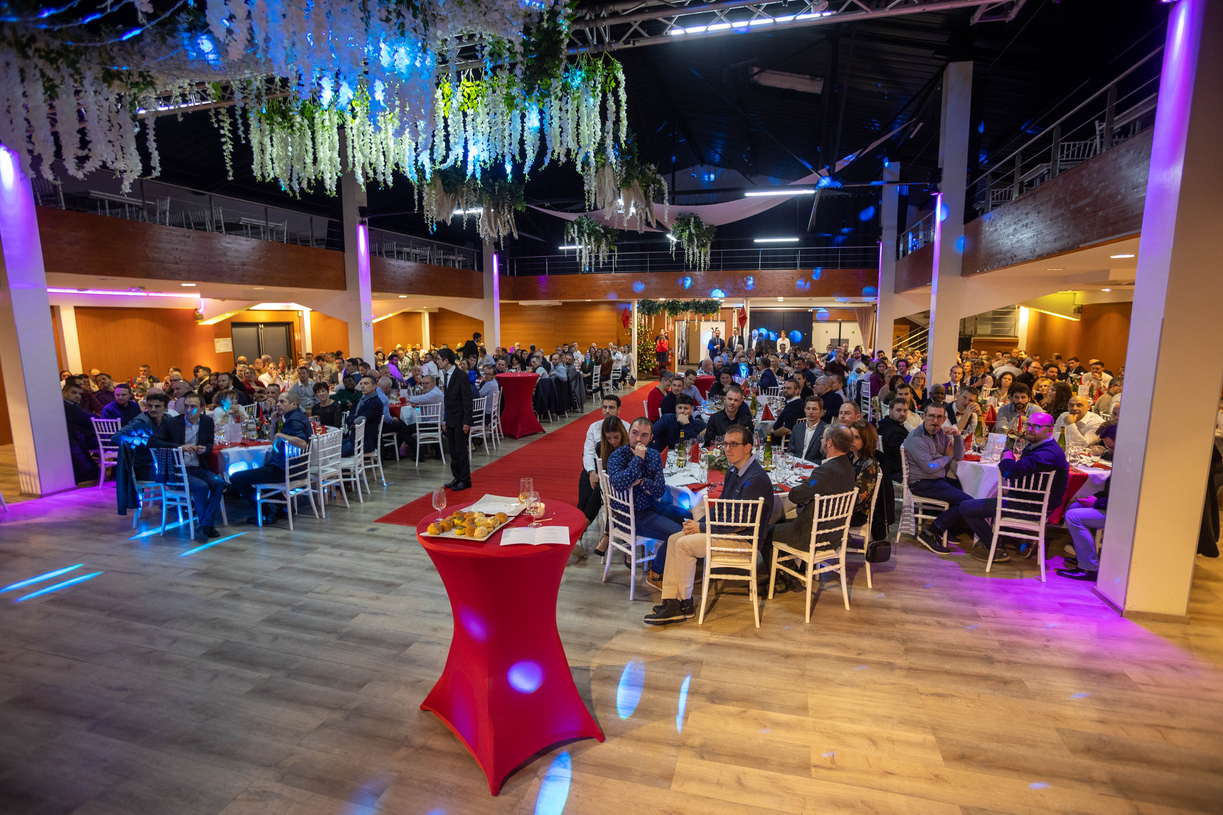 Walking dinner corporate Belgium food stations networking · INNOV'events
