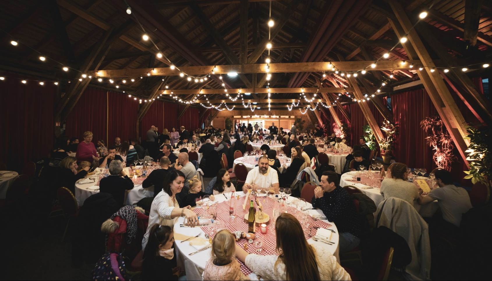 Dîner de gala assis repas d'entreprise Bruxelles salle lumineuse · INNOV'events