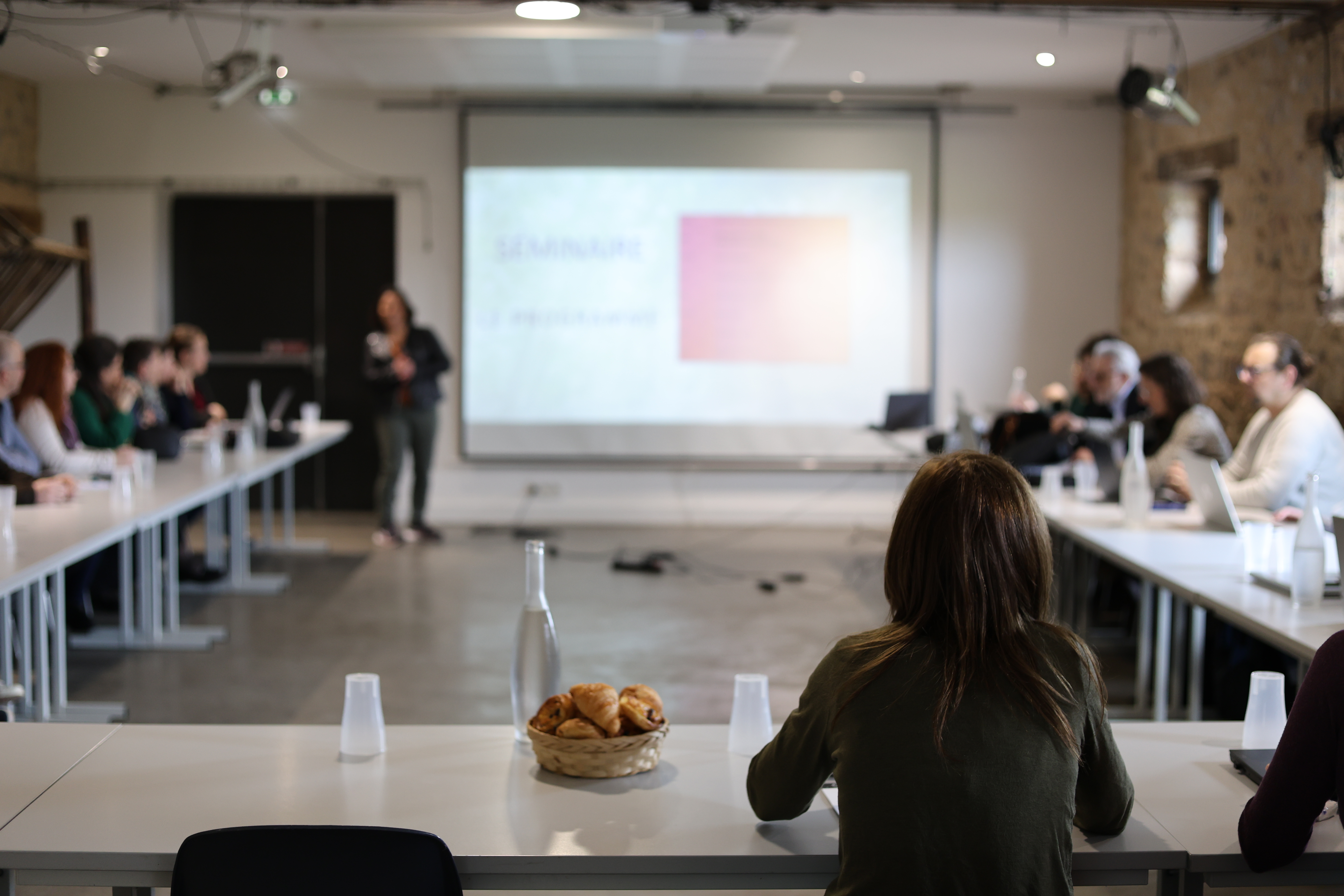 Seminar rental Brussel groep in breakout sessie moderne vergaderzaal · INNOV'events