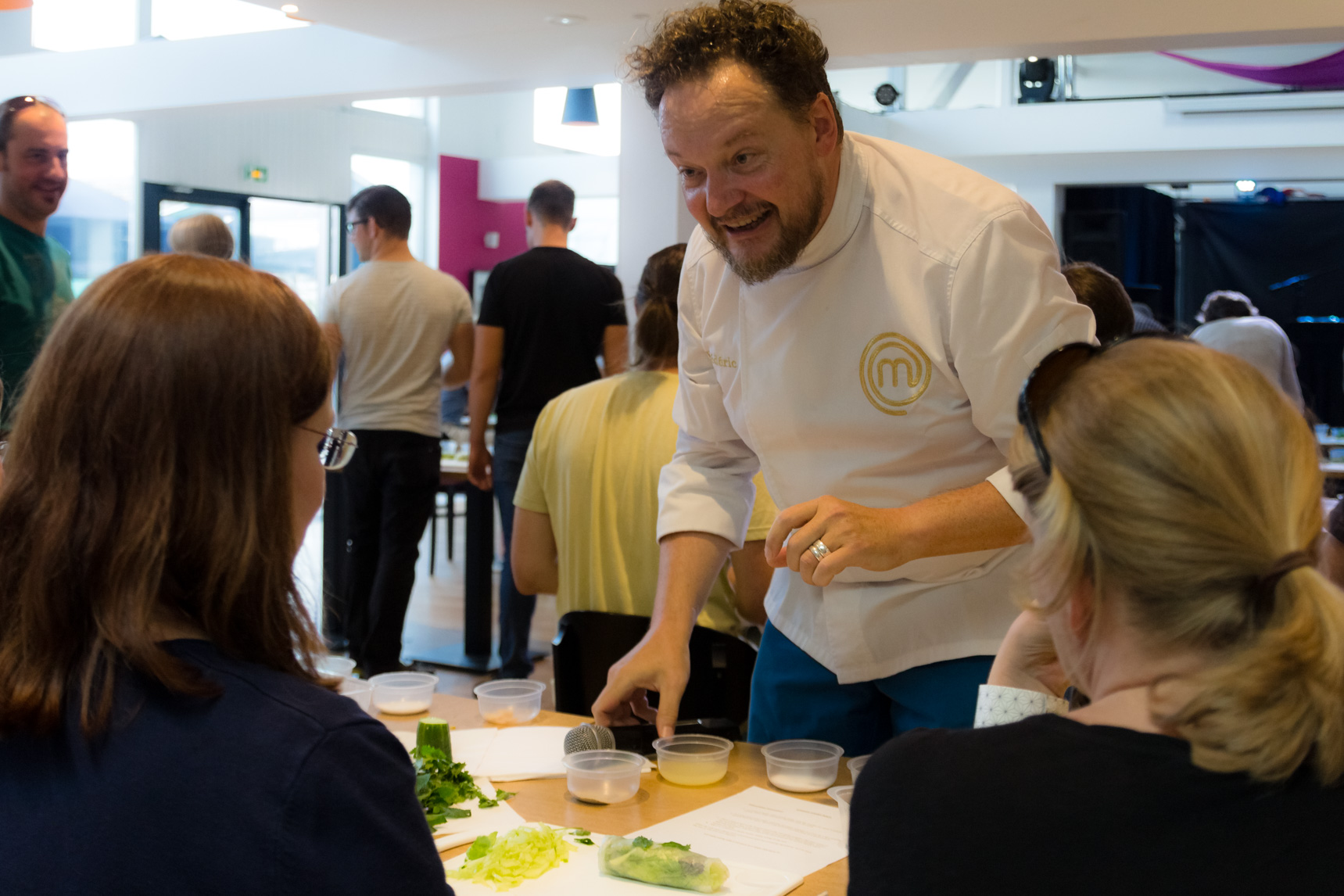 Animation proeverij moleculaire gastronomie workshop Brussel · presentatie van gerechten op tafel · INNOV'events