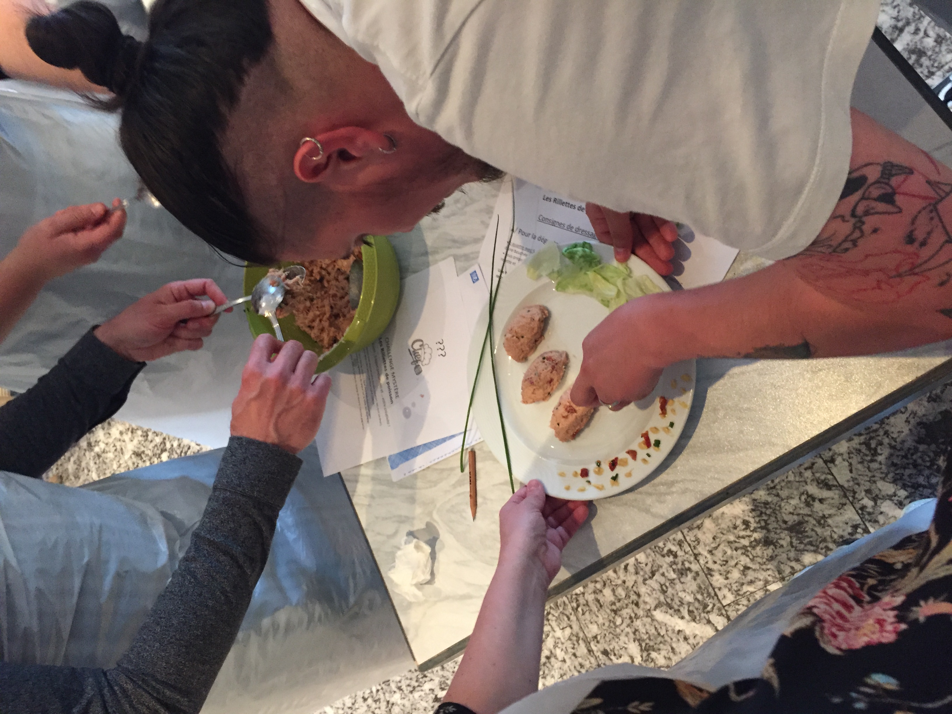 Culinaire competitie MasterChef kookworkshop Brussel teams aan kookeiland · INNOV'events