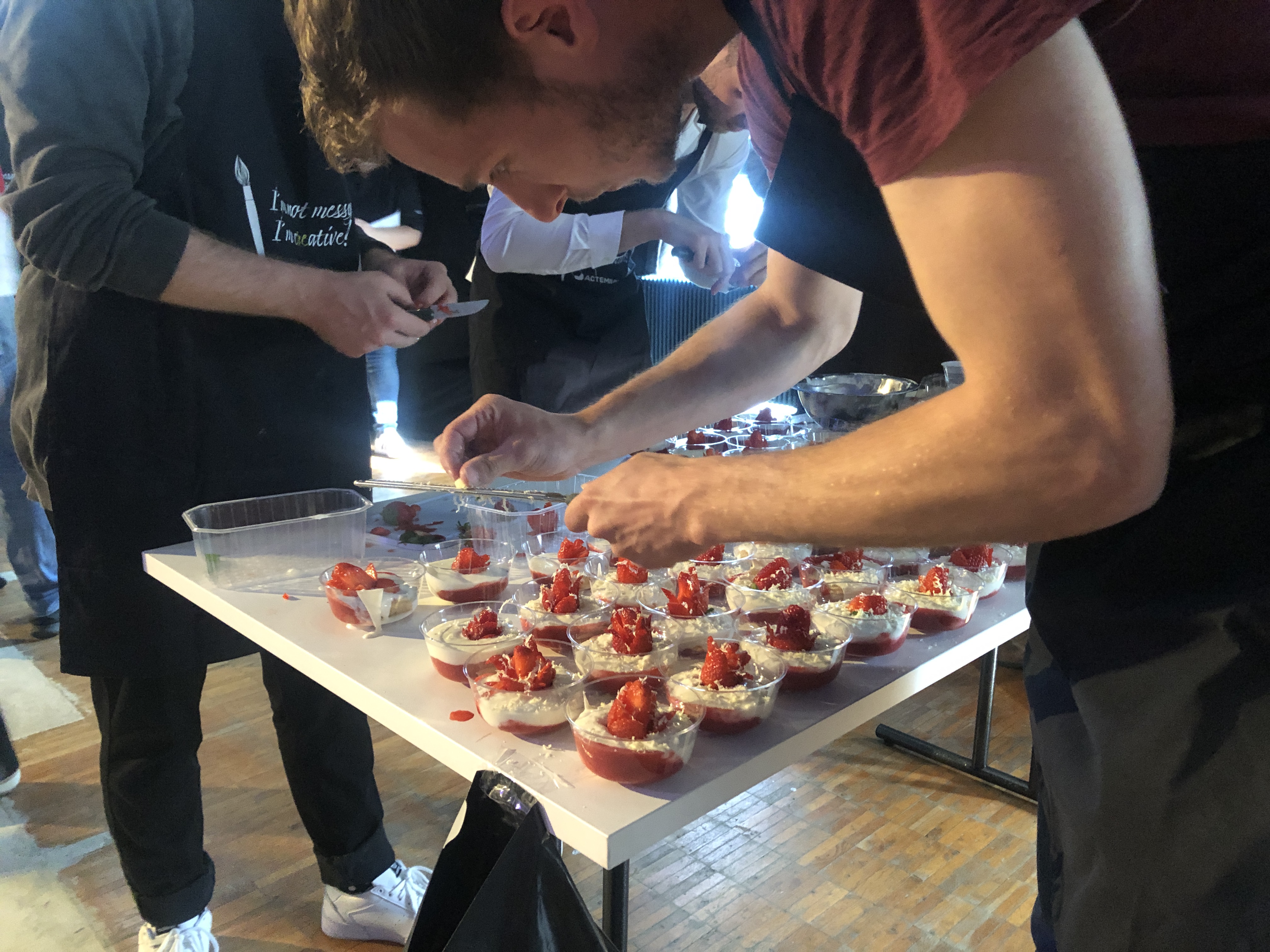 Walking dinner culinaire belevenis Antwerpen groep langs Scheldekaaien met kleine gerechten · INNOV'events
