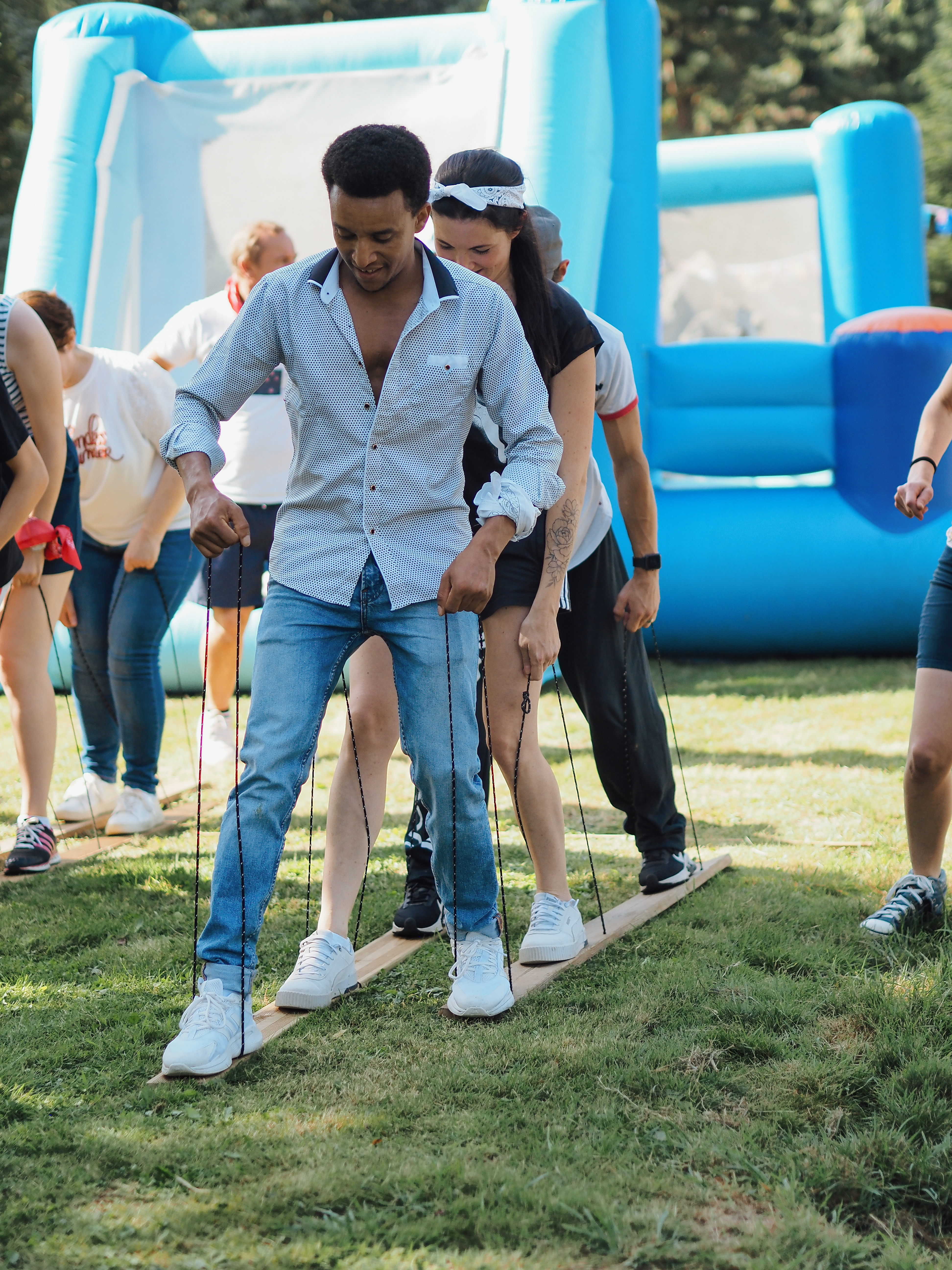 Groep collega's op skisimulator Antwerpen avondprogramma bedrijf · INNOV'events