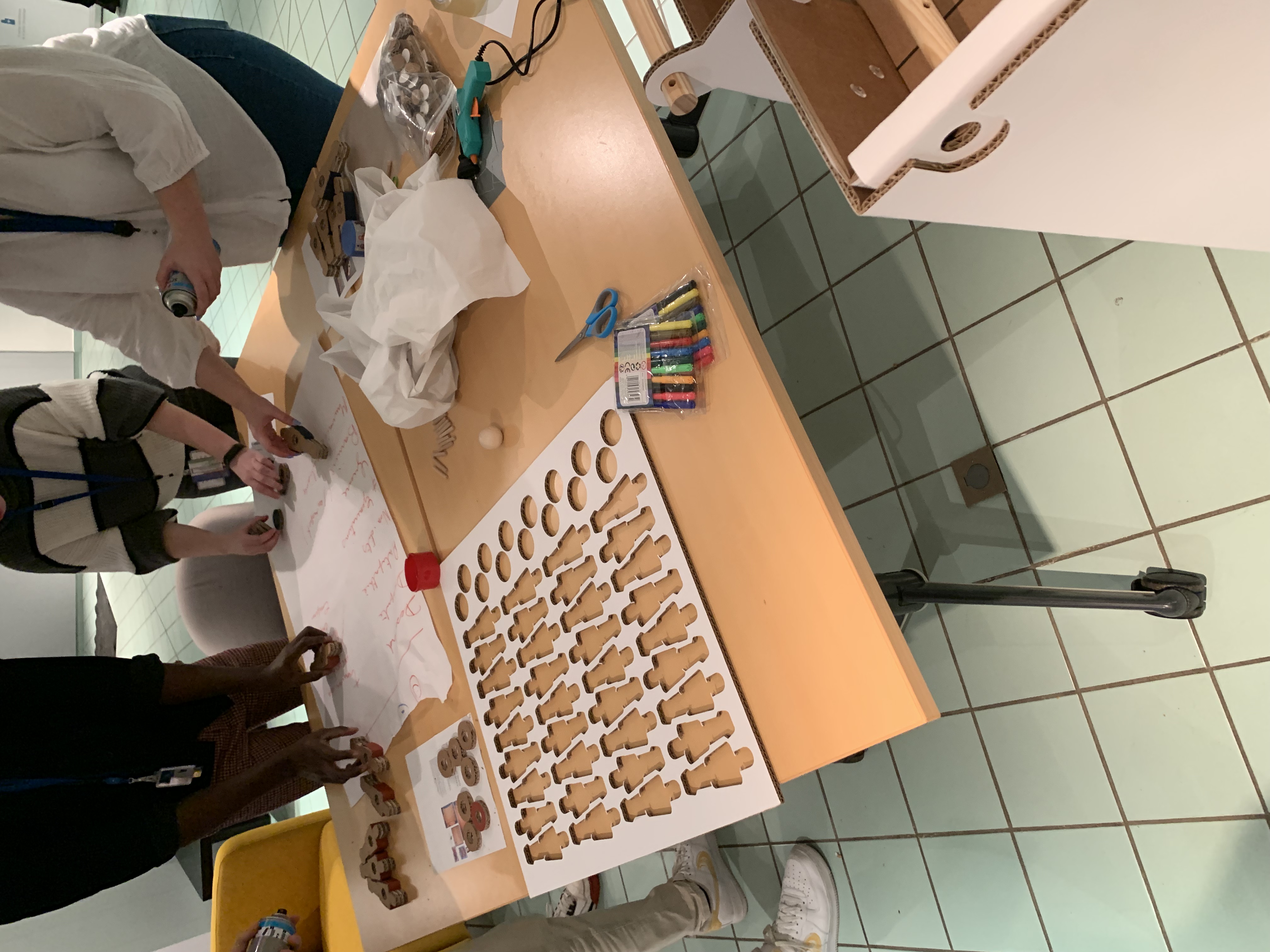 Babyfoot bouwen workshop bedrijf Luik avondeditie sfeervolle zaal team · INNOV'events