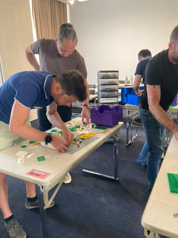 LEGO challenge Antwerpen team presenteert afgewerkt model aan jury · INNOV'events