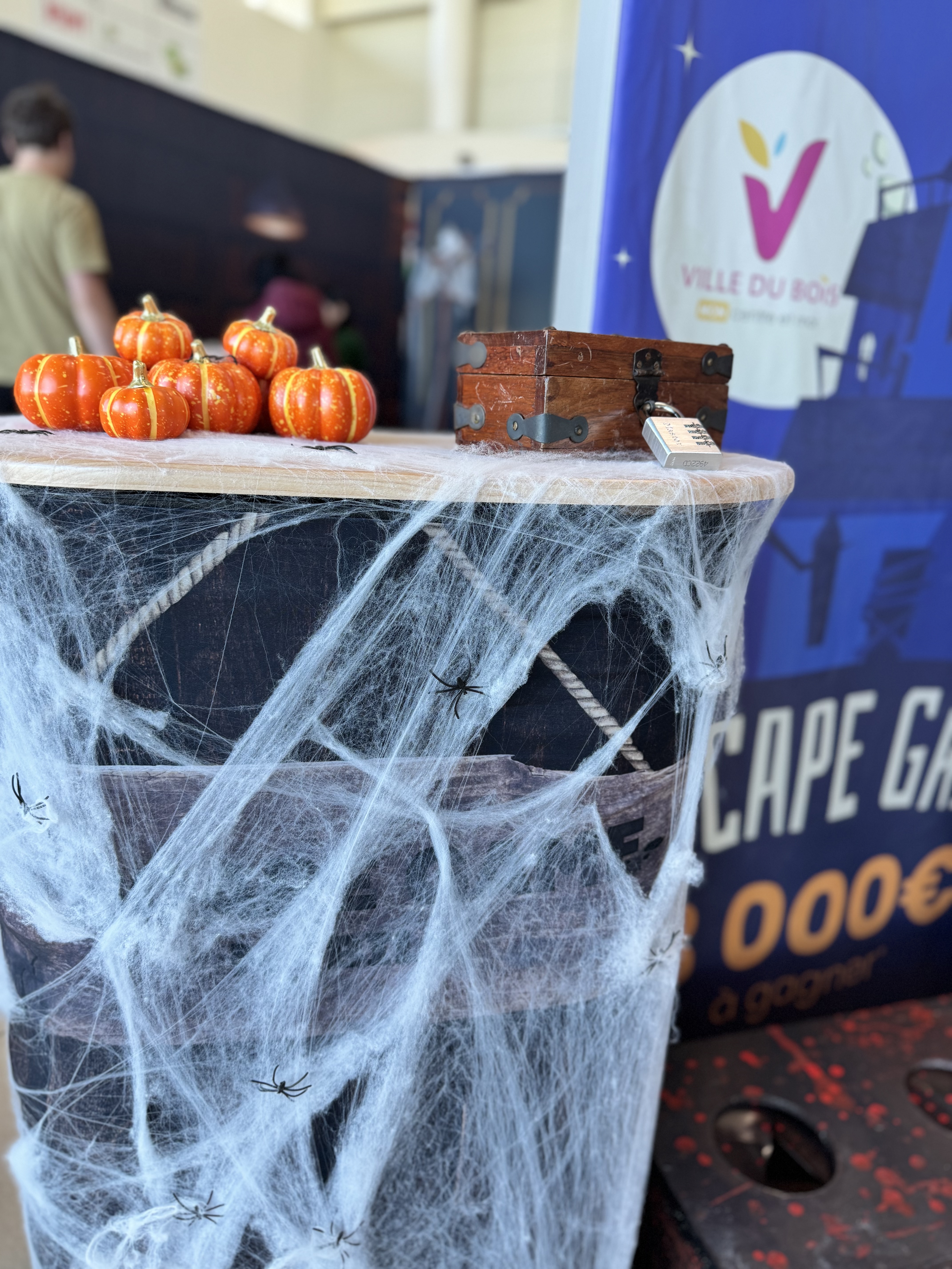 Soirée Halloween corporate Liège salle voûtée Outremeuse éclairée bougies · INNOV'events organisation d'événements