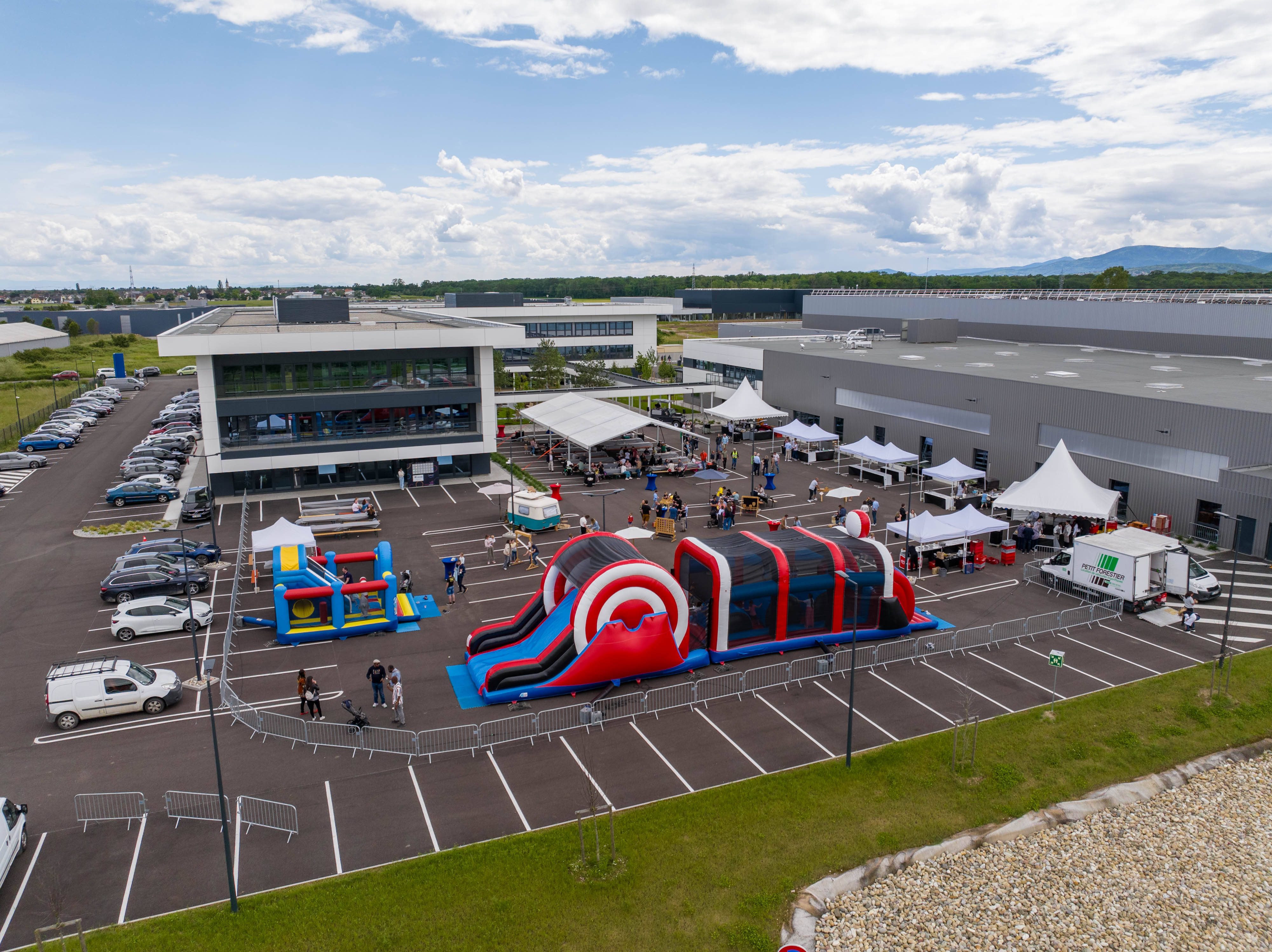 Animatie reuzenspellen springkastelen teambuilding Antwerpen lente · INNOV'events