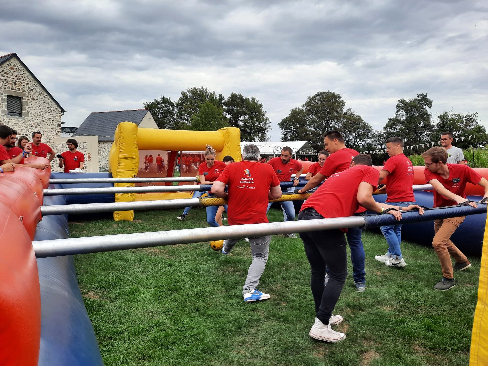 Surfsimulator Luik outdoor Maasoever teamcompetitie bedrijfsdag · INNOV'events