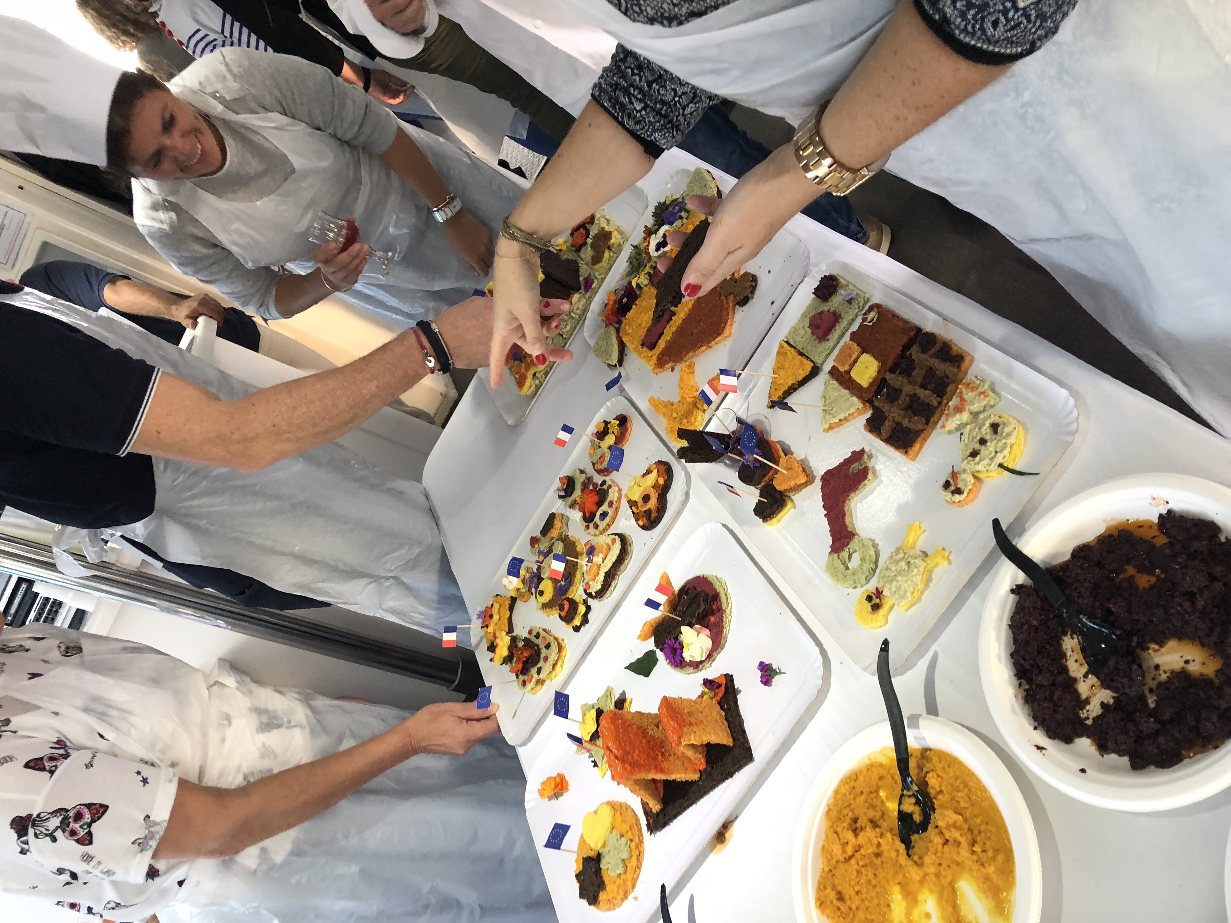 Moleculaire gastronomie workshop Antwerpen teams aan open keukeneiland Eilandje avond · INNOV'events