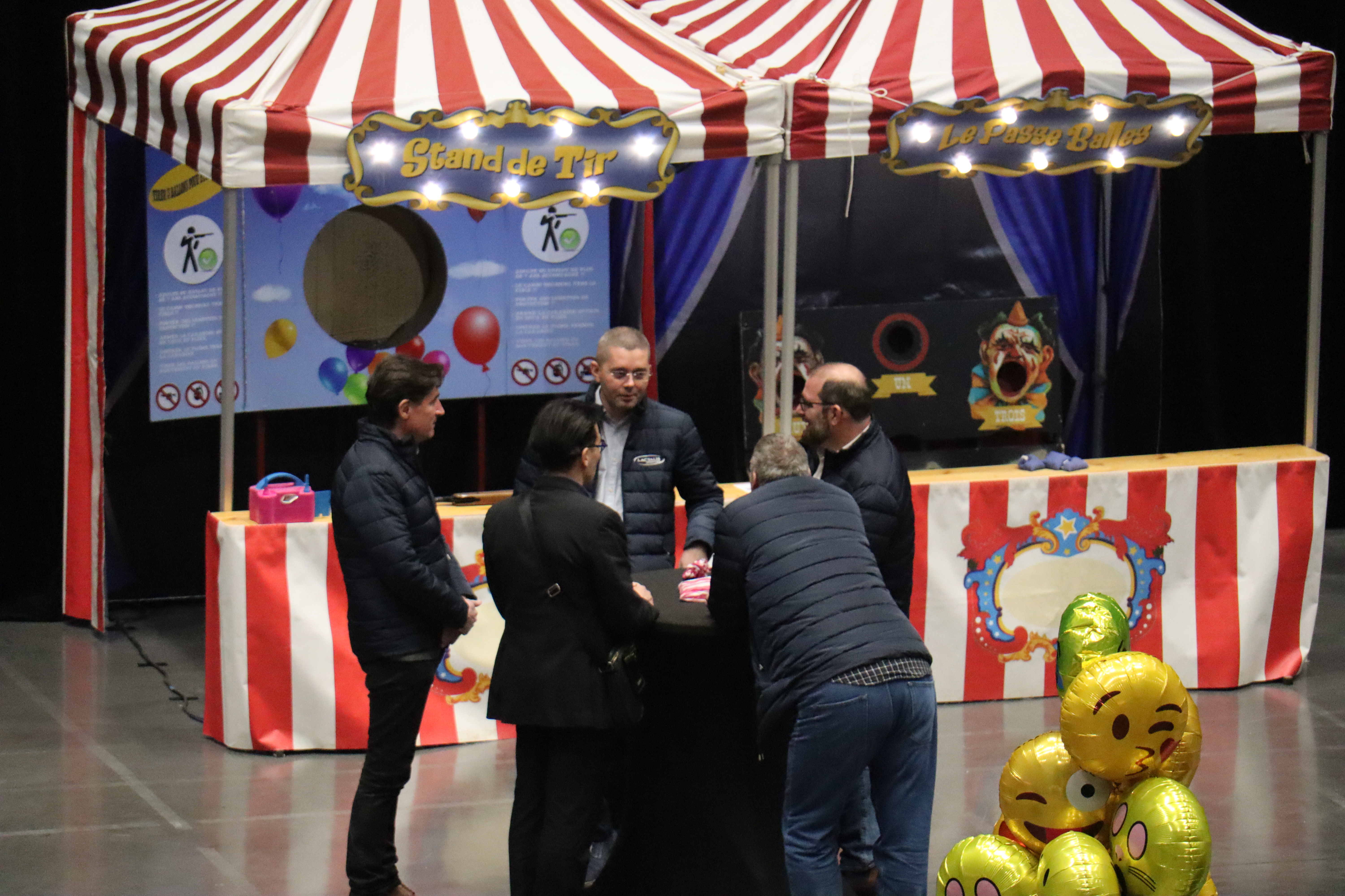 fête foraine Bruxelles grande roue illuminée et équipes d'entreprise en déambulation · INNOV'events
