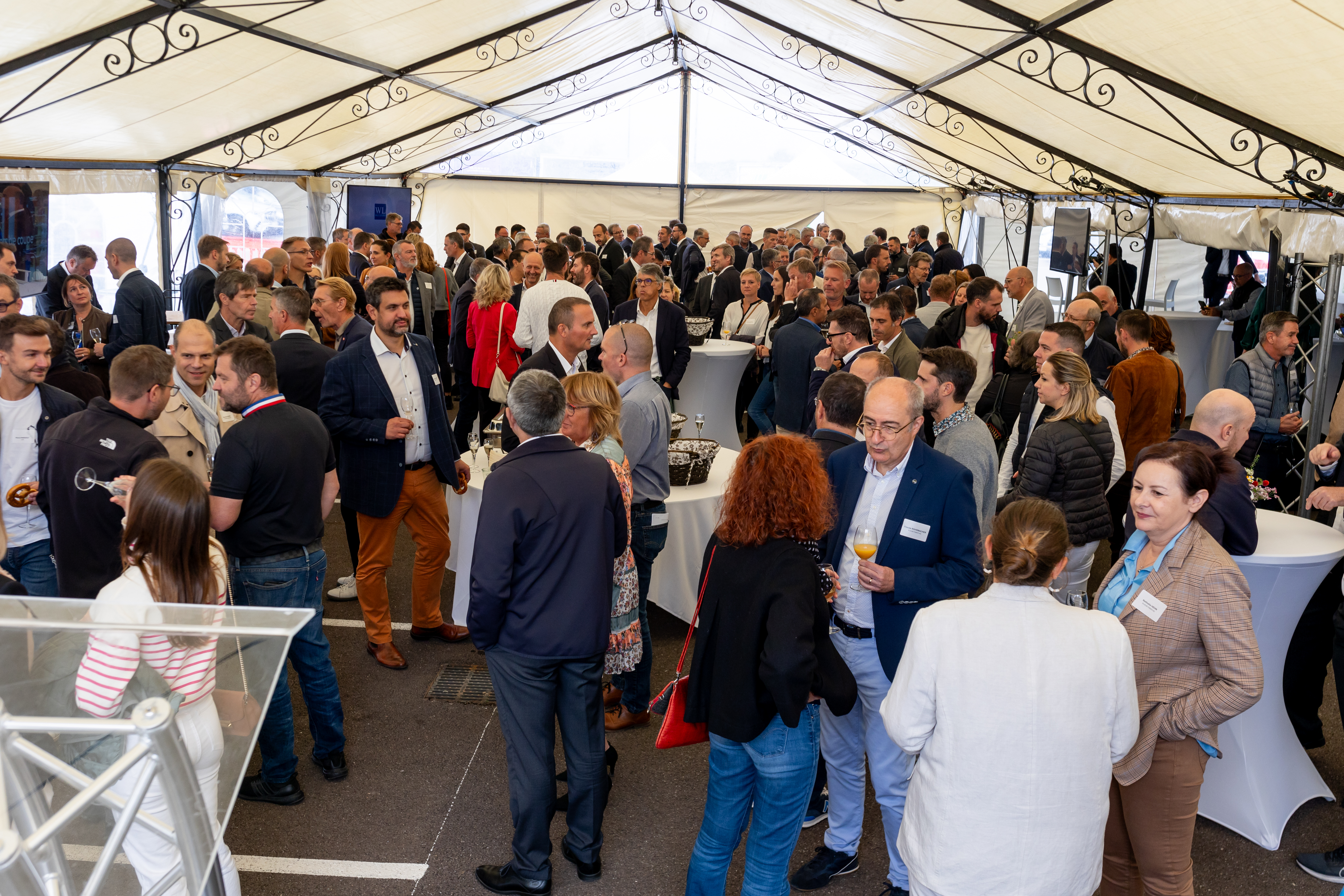 Location de chapiteau Liège intérieur éclairage scénique soirée d'entreprise · INNOV'events