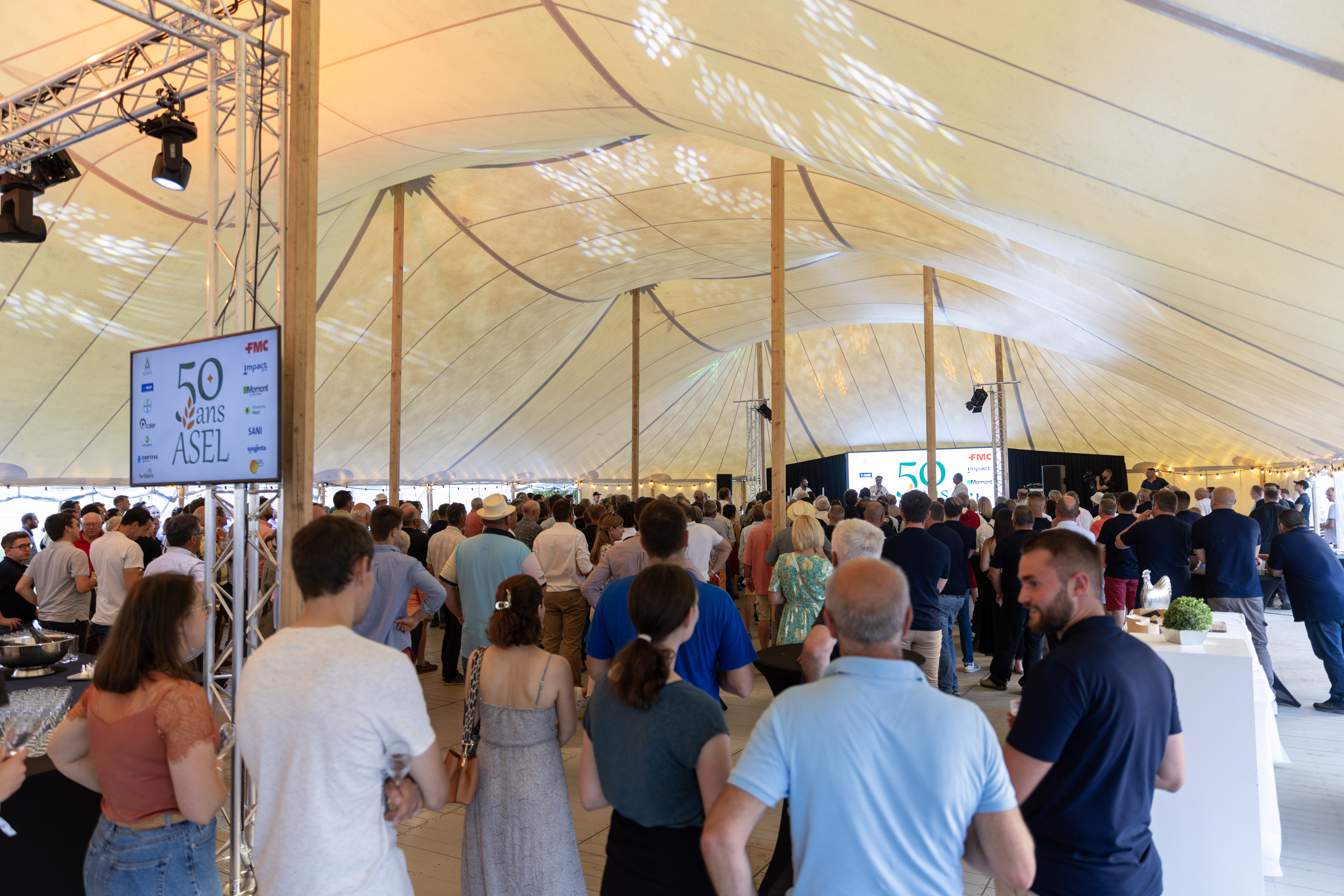 Personeelsfeest feesttent Luik bedrijfsdiner buiten avond · INNOV'events