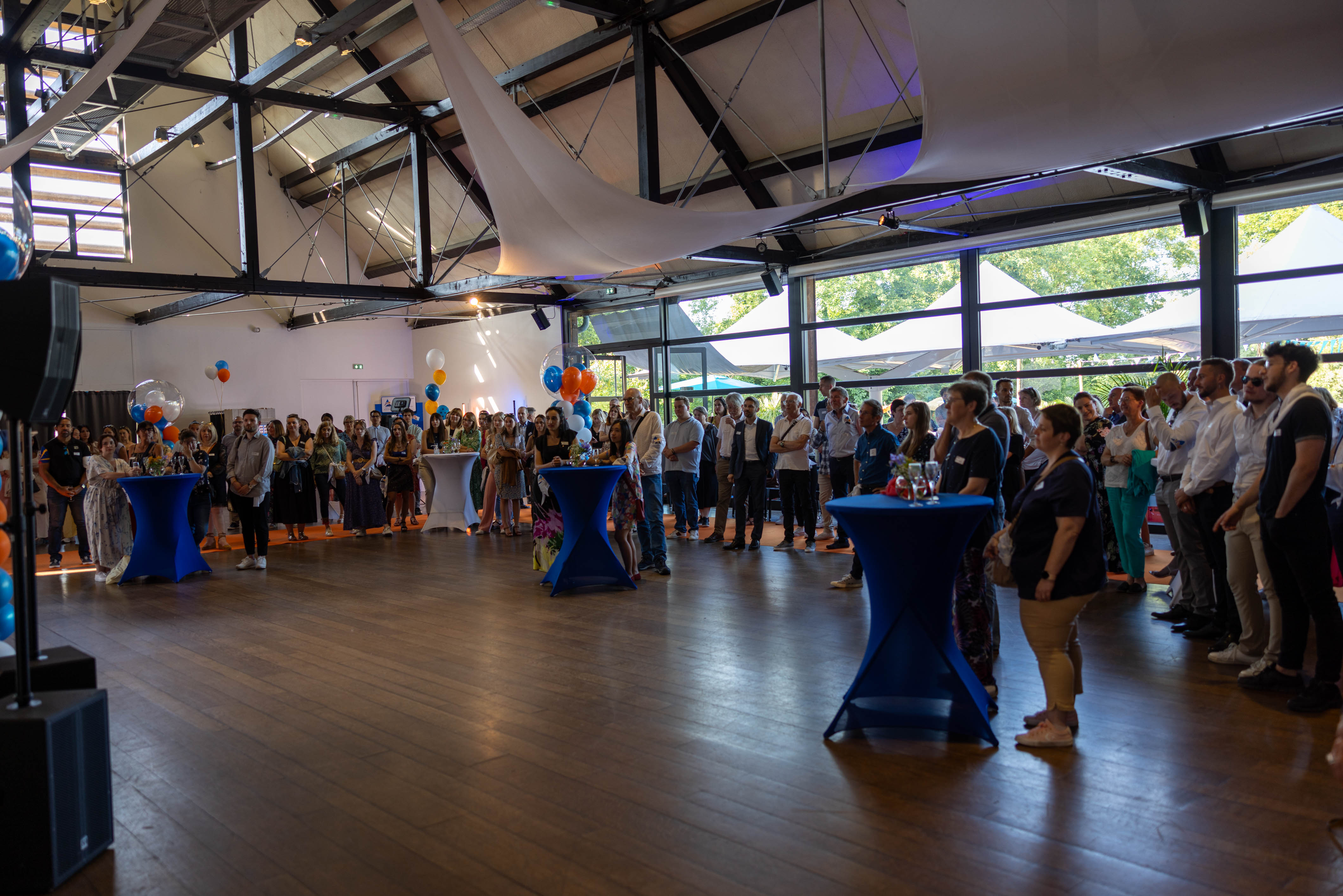 Atelier colorimétrie Anvers participantes analysant leurs nuanciers dans un atelier lumineux du quartier Zurenborg · INNOV'events