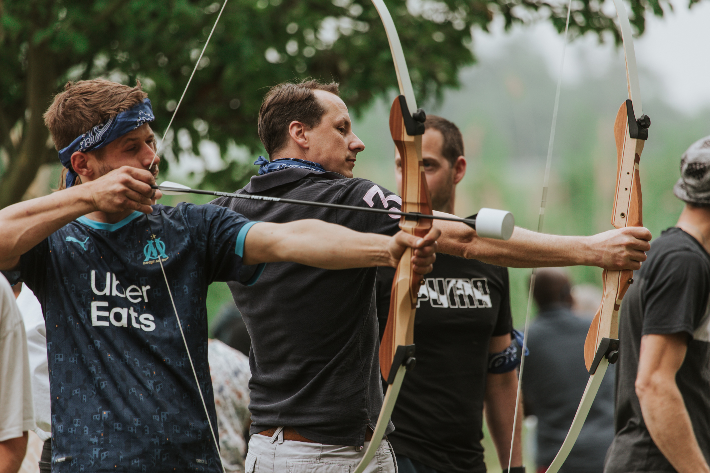 Boogschieten teambuilding Brussel deelnemers op outdoor range in Bois de la Cambre · INNOV'events