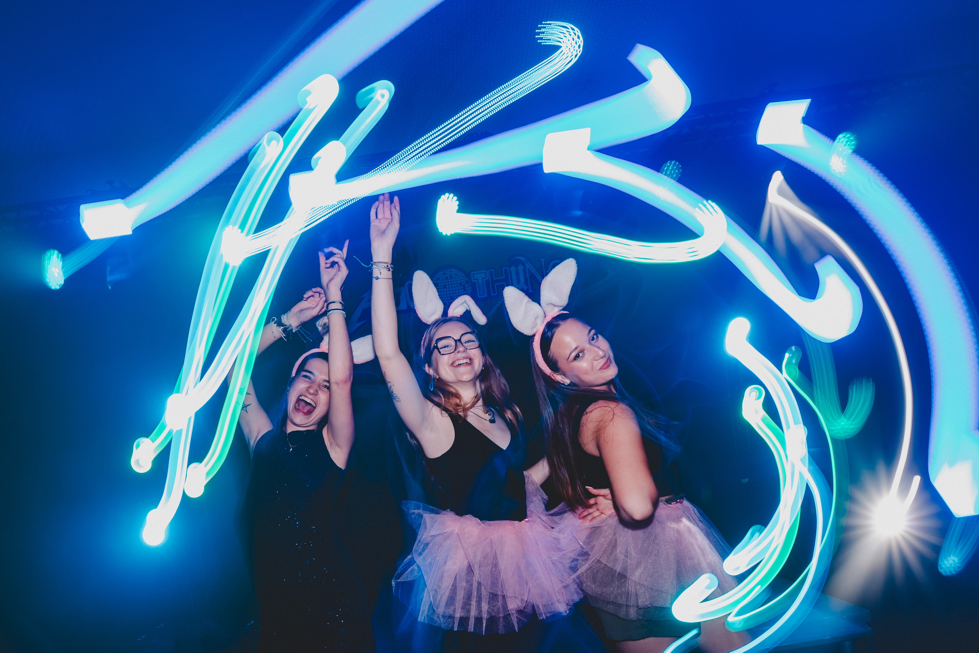 Light Painting bedrijfsevenement Luik · deelnemers met LED-staven bij de Maas · INNOV'events