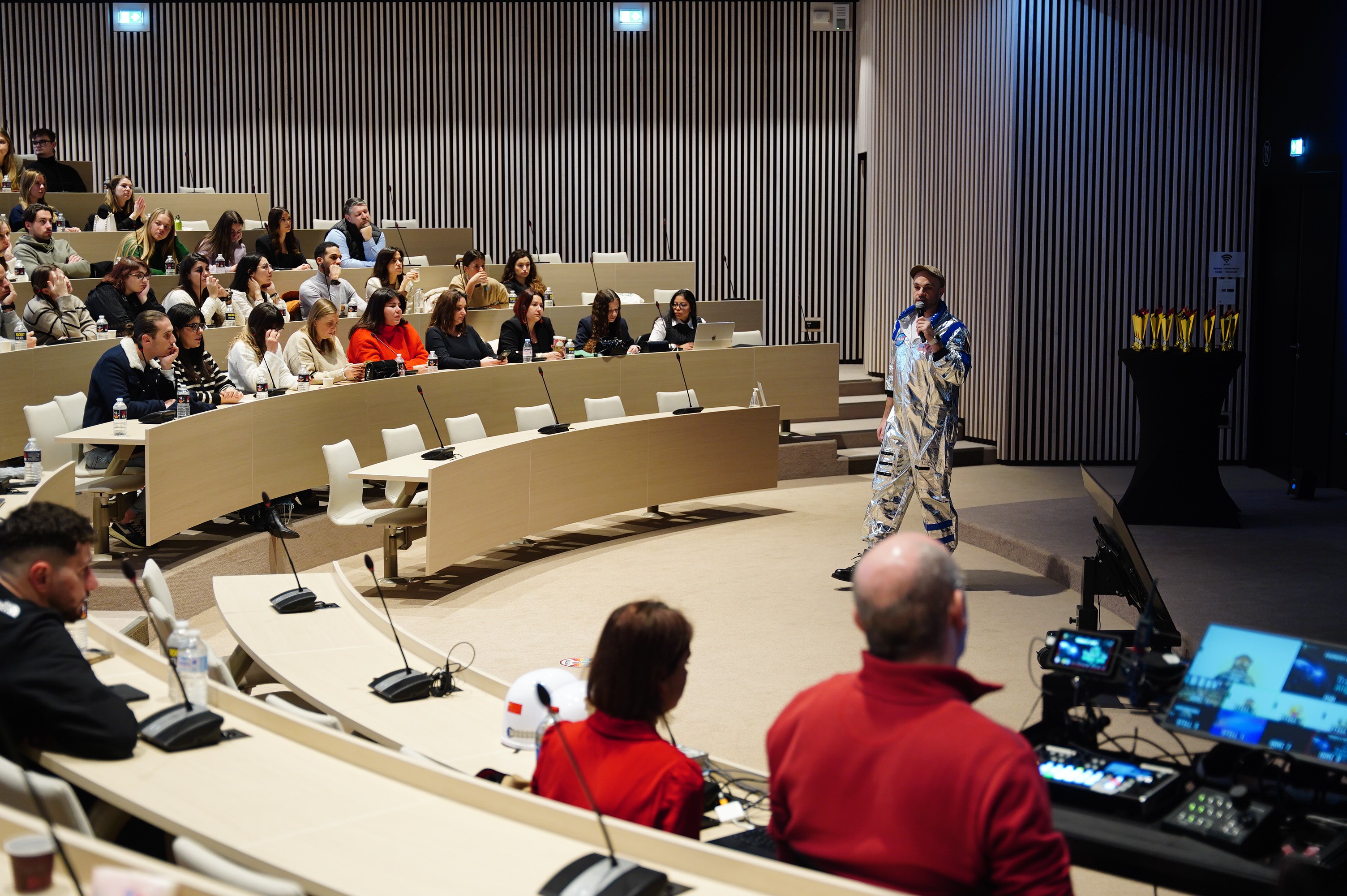 Fluistertolk bedrijfsevenement Luik discreet mobiel · INNOV'events