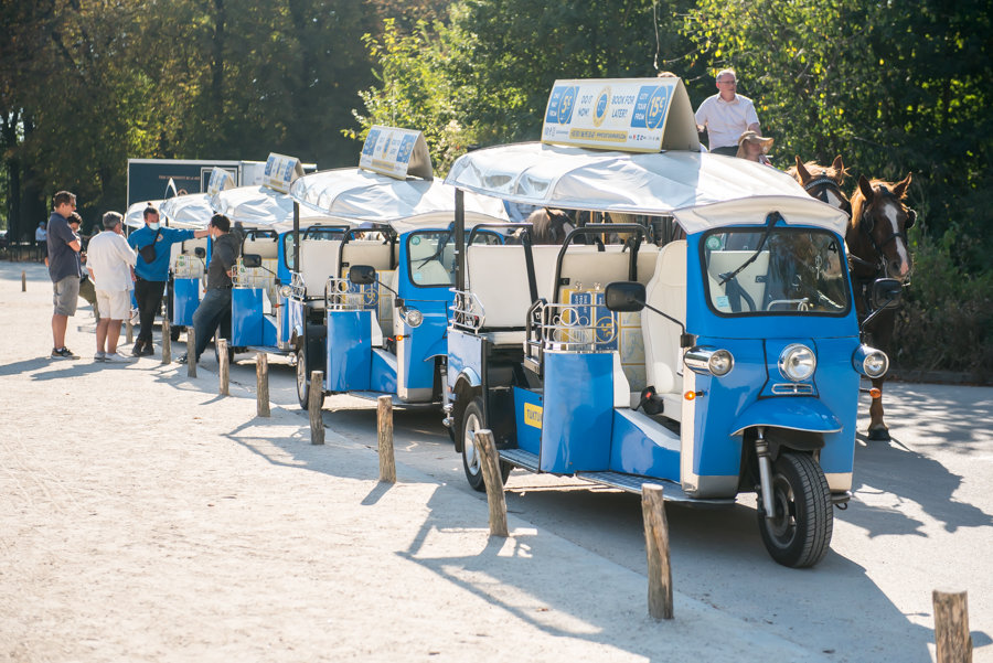 Transfert entreprise Bruxelles flotte de bus alignée devant Tour & Taxis · INNOV'events organisation d'événements