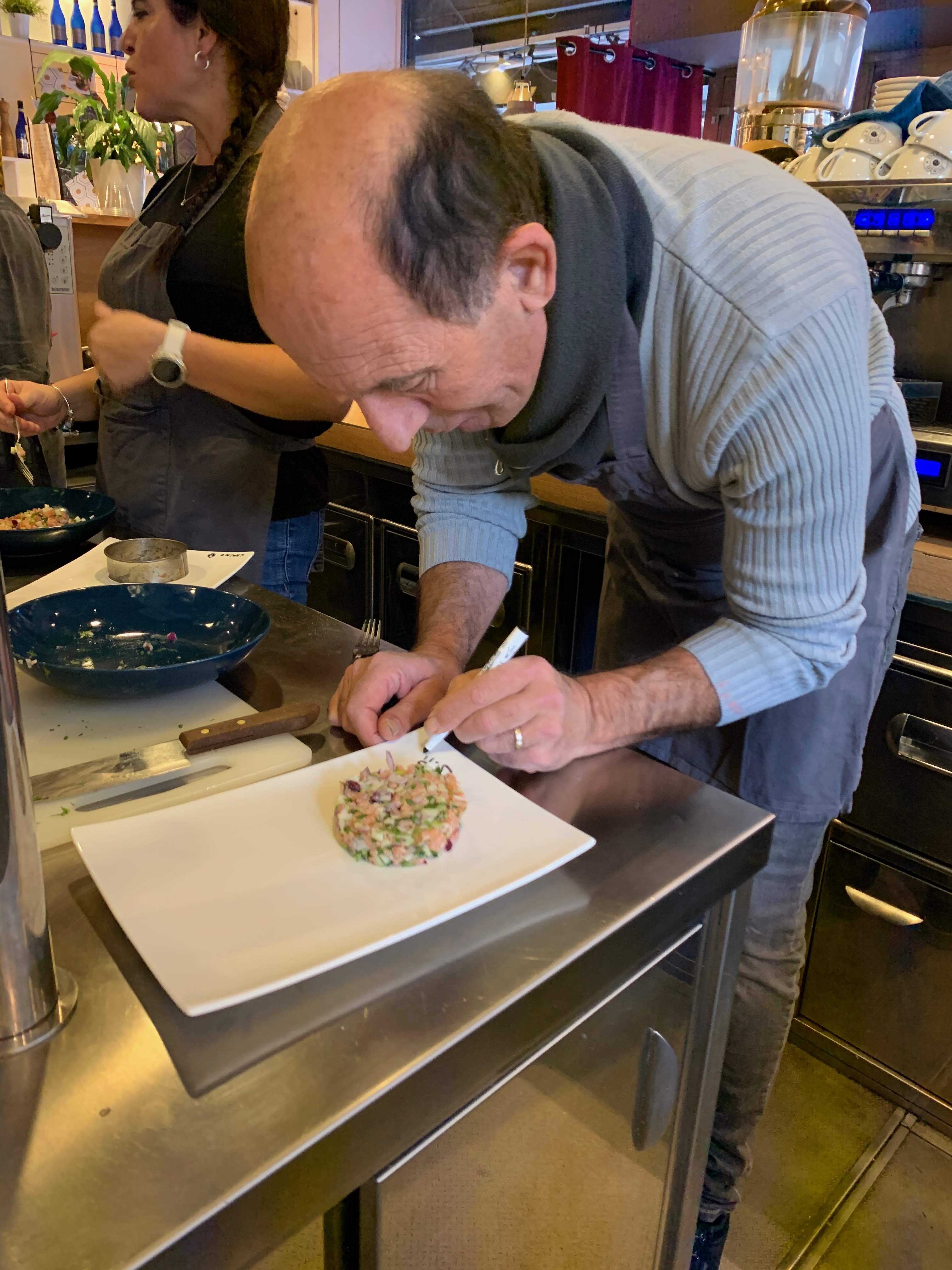 Cours de cuisine type MasterChef Bruxelles chef arbitrant les brigades Halles Saint-Géry · INNOV'events