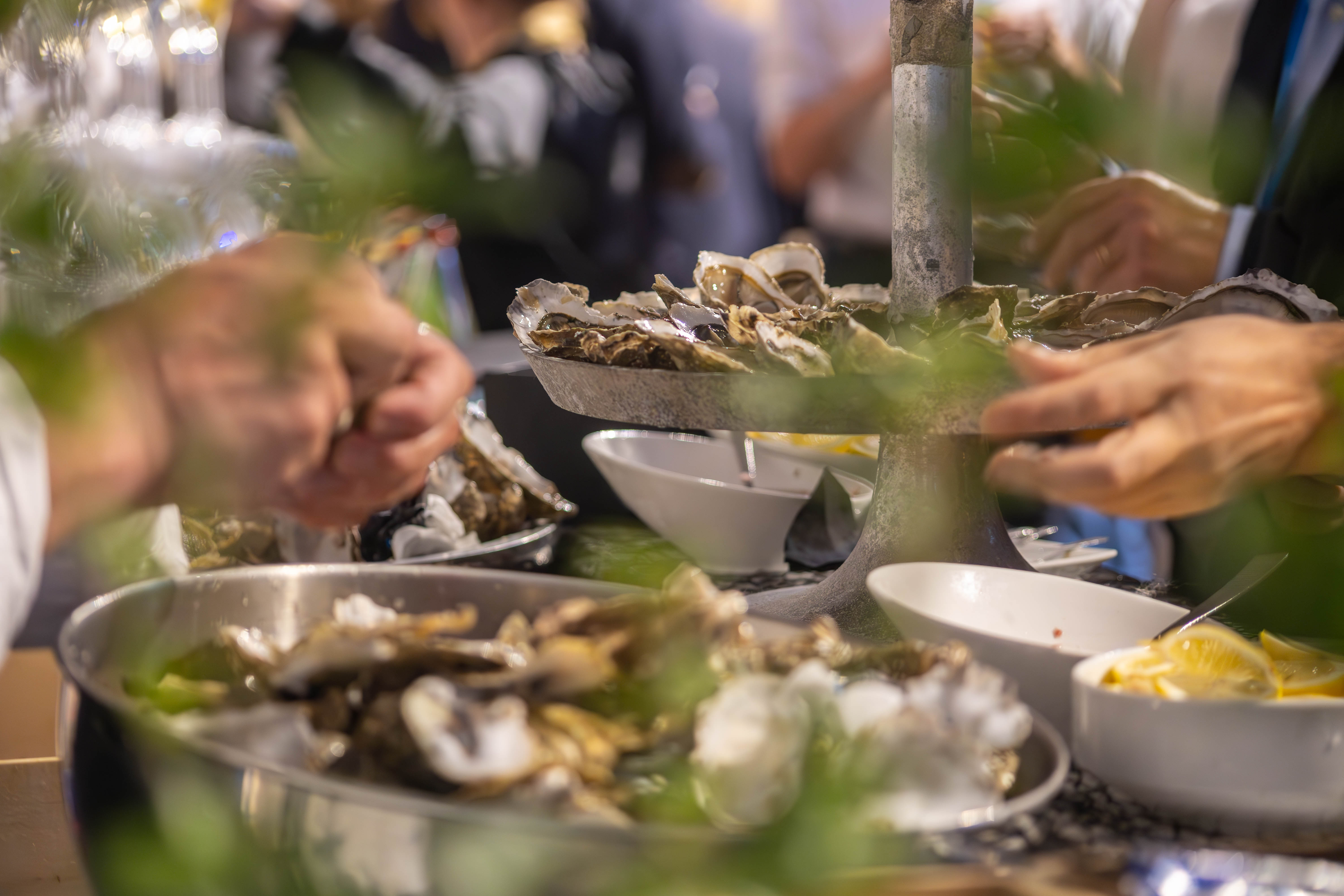Repas assis traiteur événementiel Liège dîner d'affaires salle feutrée · INNOV'events
