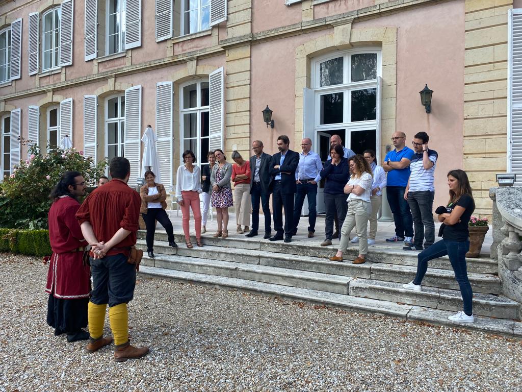 Avondrondleiding geleide rondleiding Luik groep bij verlichte Maasoevers · INNOV'events