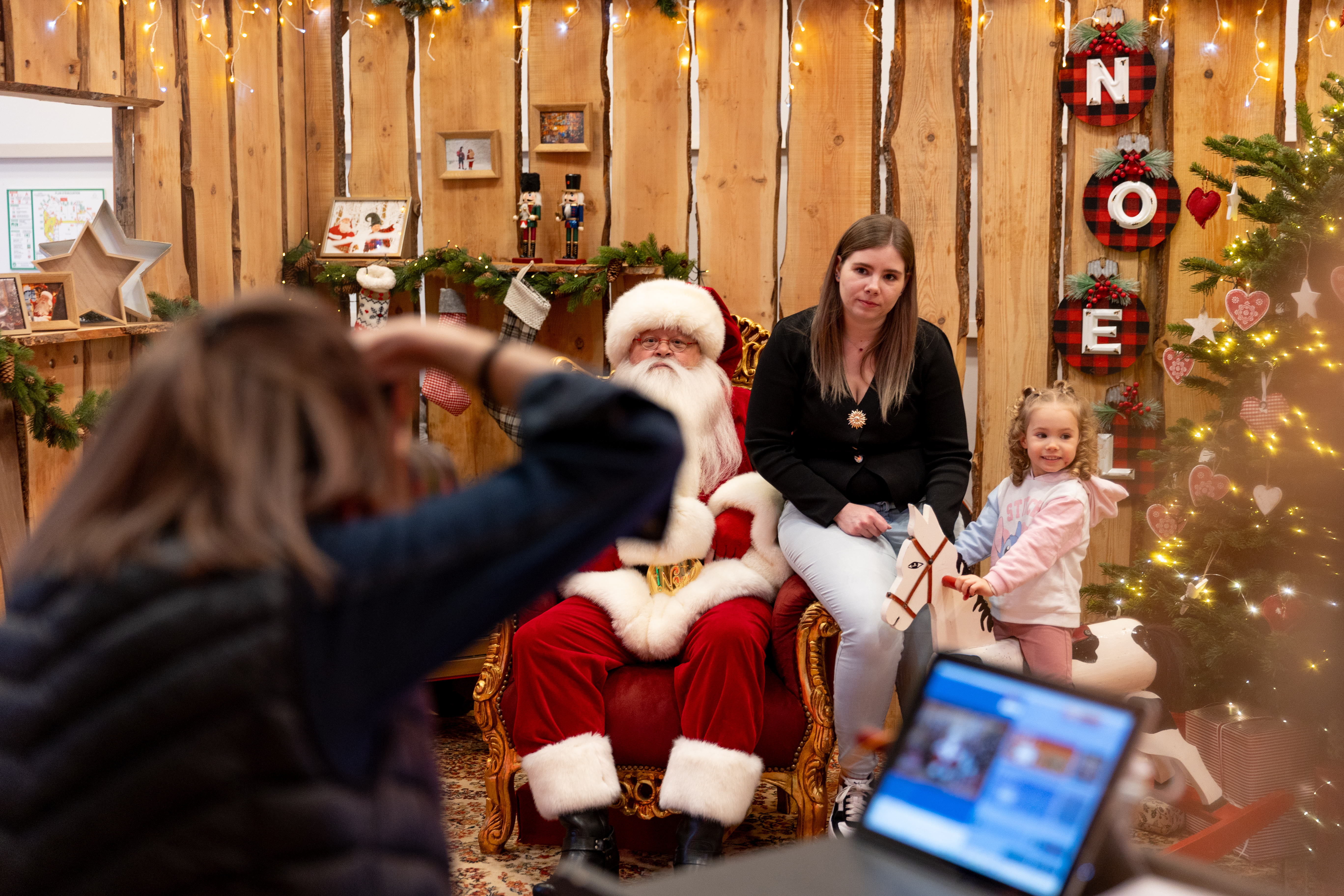 Familiespektakel kerstman animatie Luik feestzaal kinderen medewerkers · INNOV'events