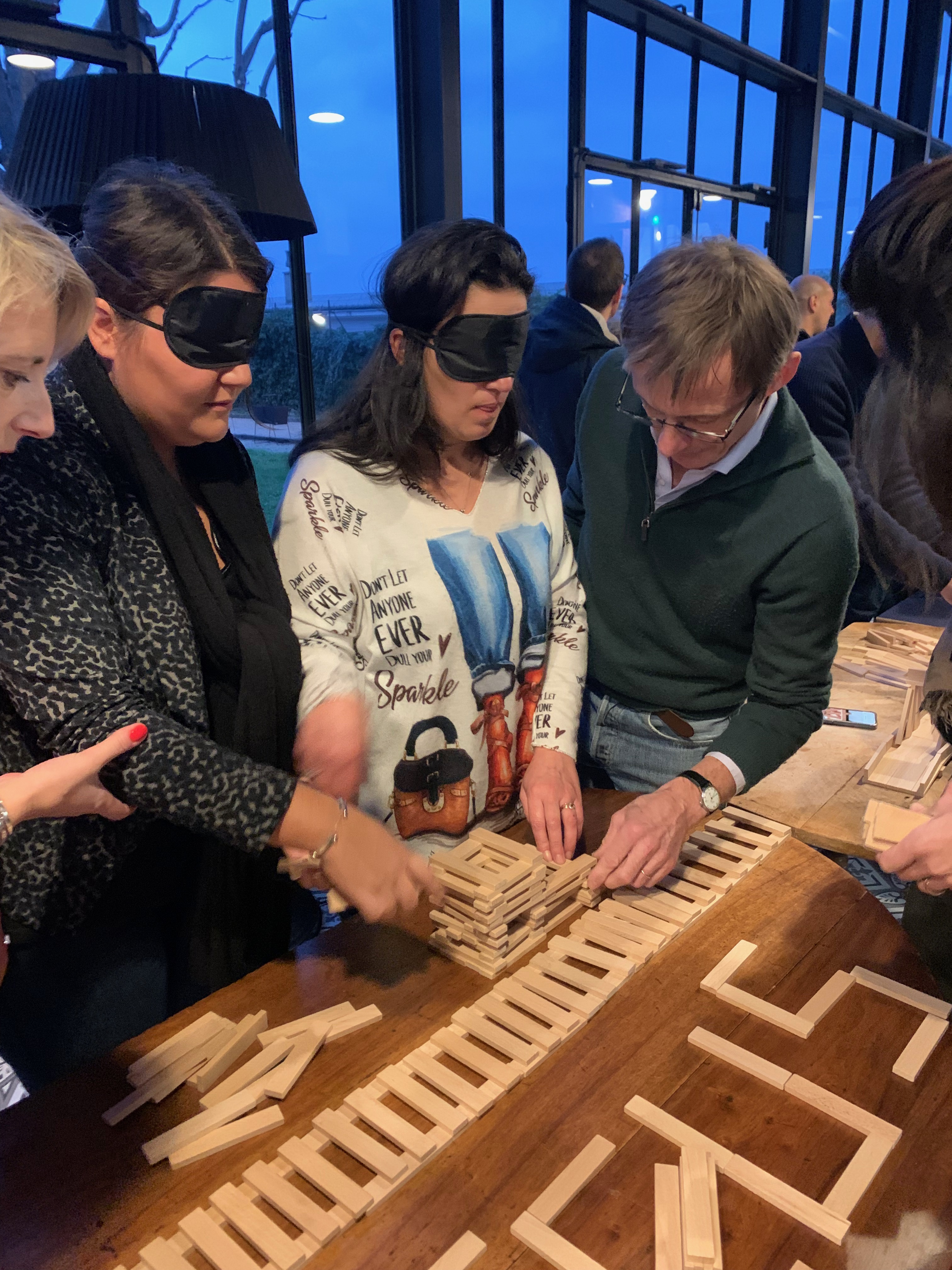 Babyfoot bouwen workshop bedrijf Brussel avondprogramma groepsfoto · INNOV'events