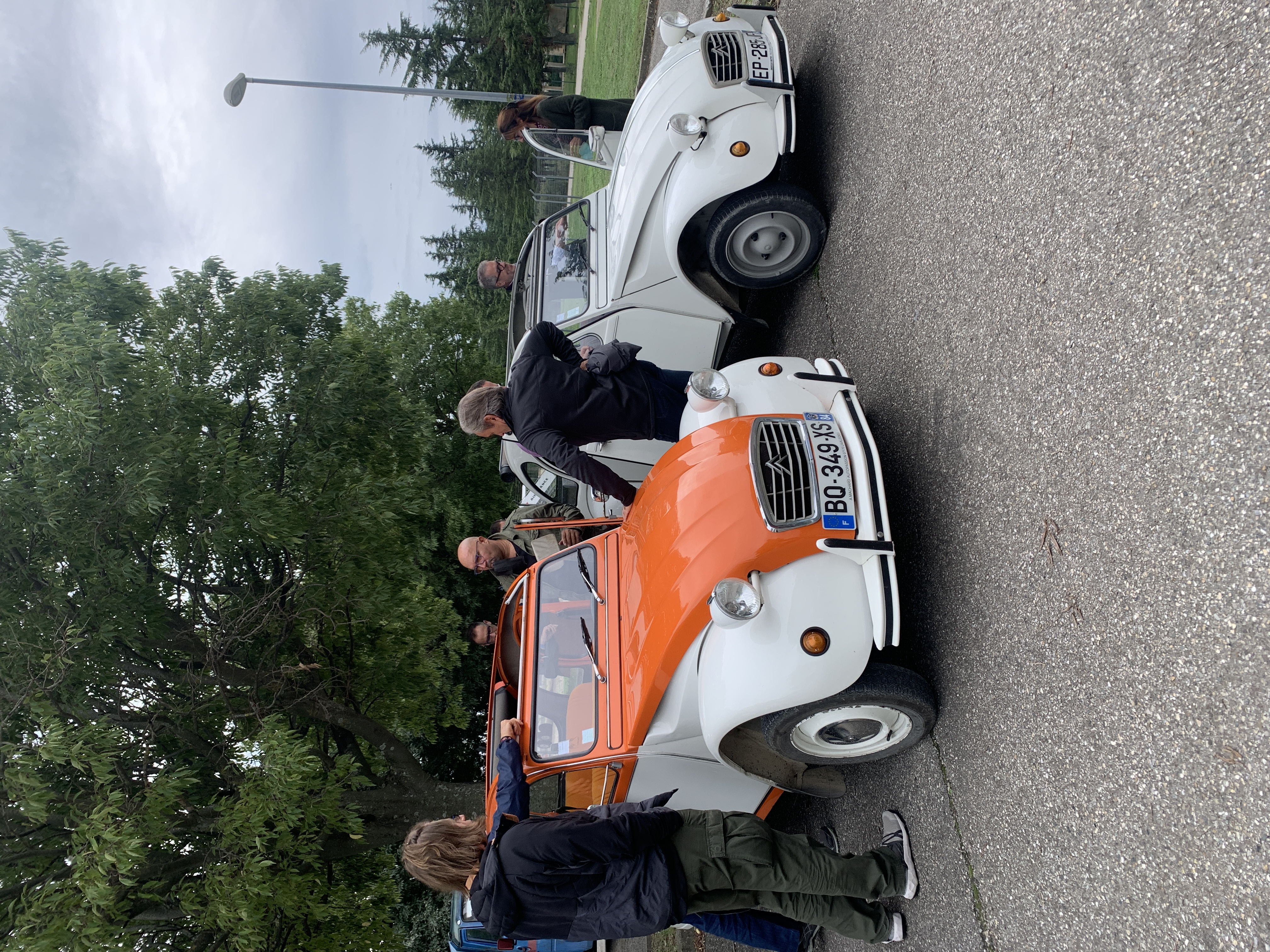 Bedrijfs-2CV rally Brussel start aan Tour & Taxis met teams klaar · INNOV'events