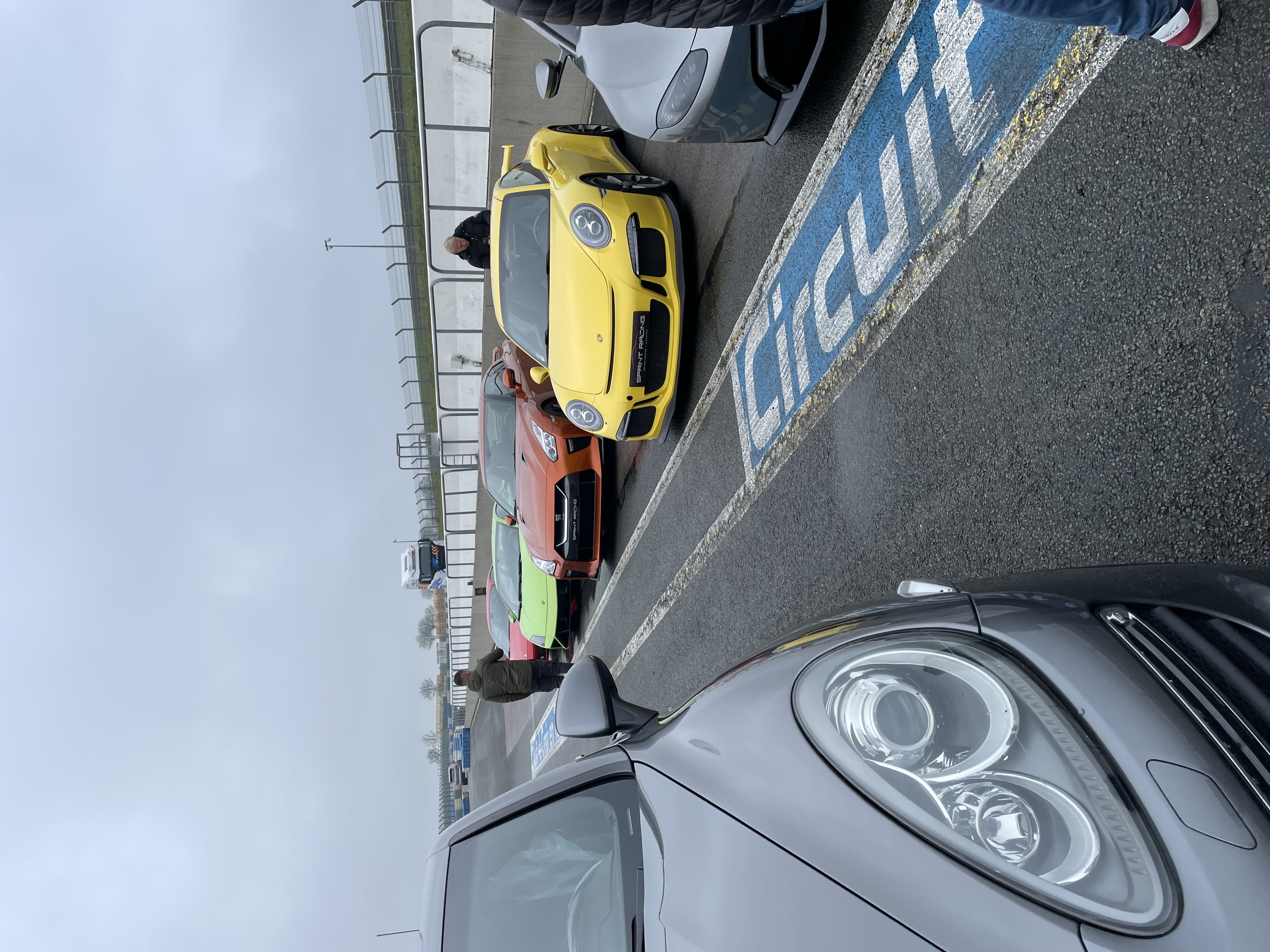 Karting teambuilding Antwerpen groepsopstelling op pitlane voor havengebied · INNOV'events