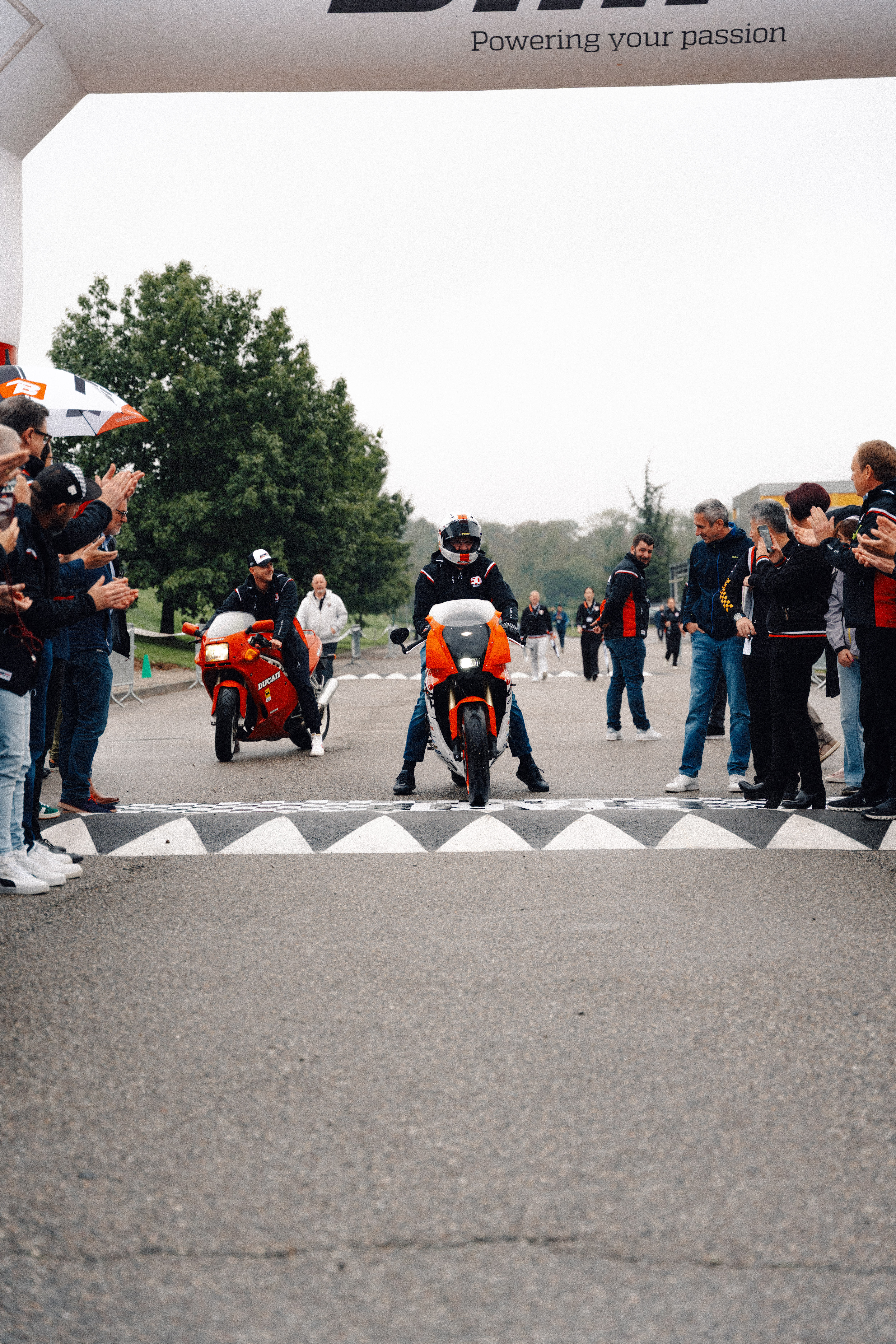 Animatie podiummoment racecircuit ervaring Brussel trofee prijsuitreiking teams · INNOV'events