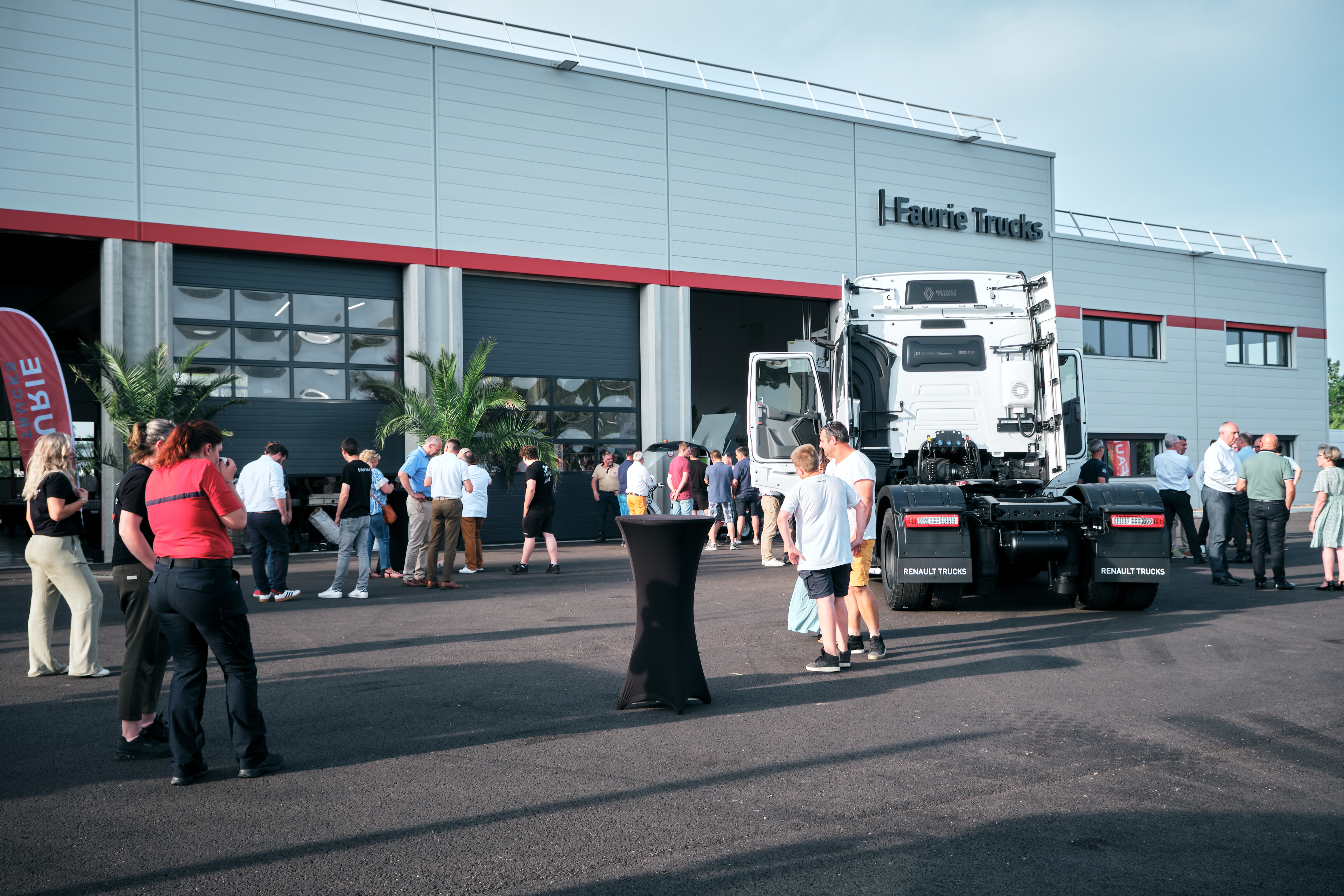 Animatie valet parking avond Antwerpen gasten bij ingang venue · INNOV'events