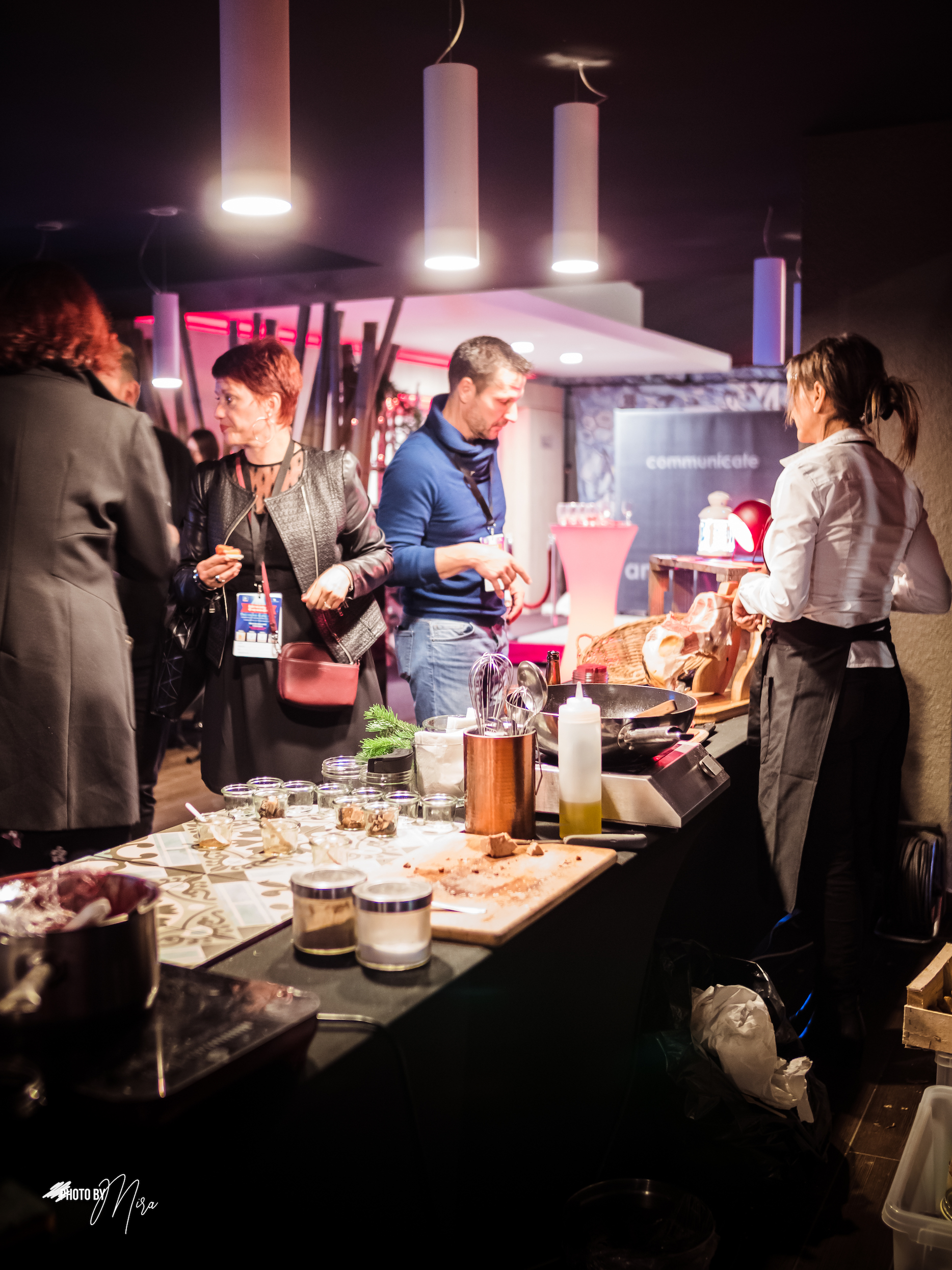 Culinaire belevenis bedrijf Antwerpen geslaagde tafel met lokale gerechten na workshop · INNOV'events