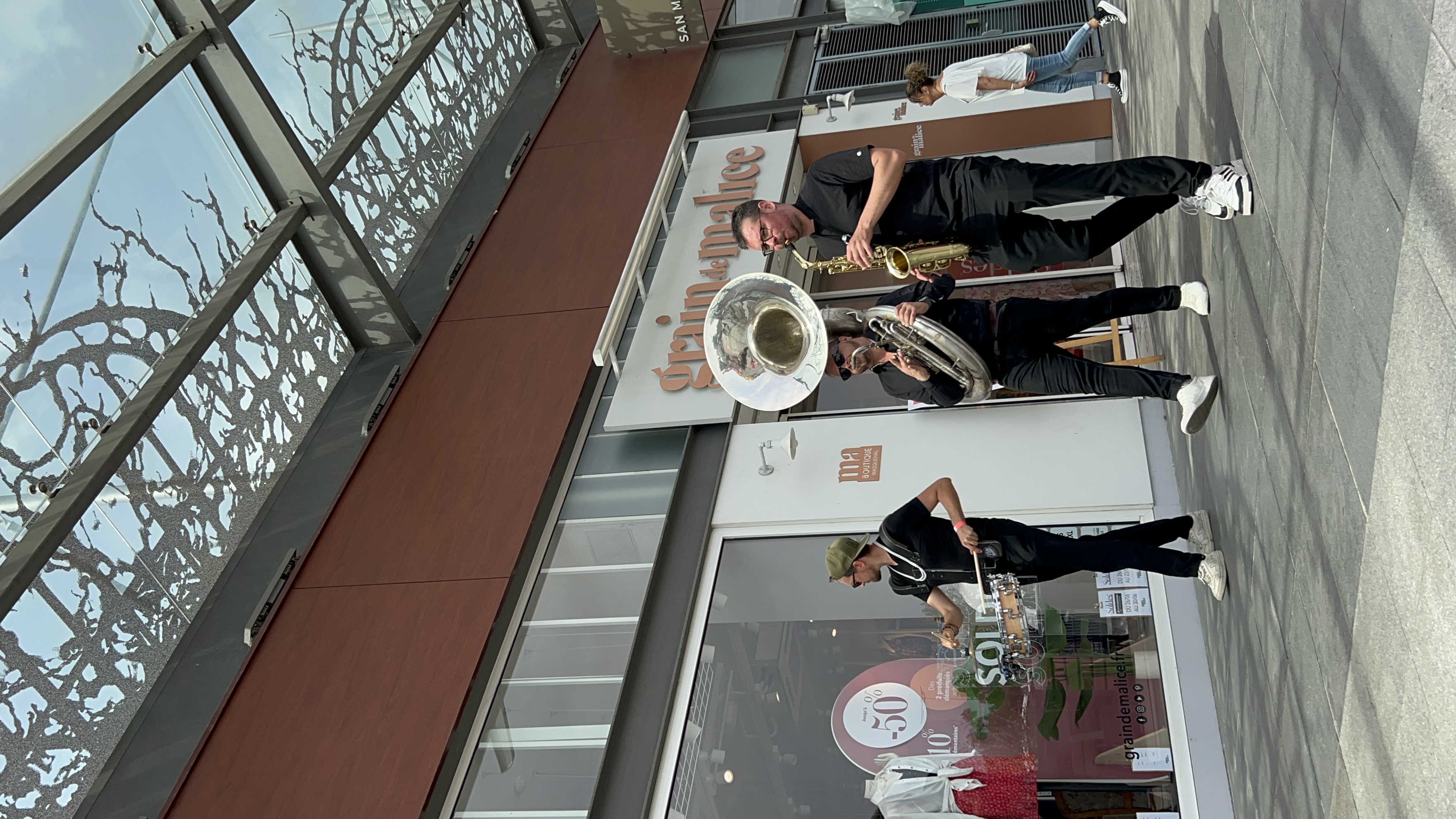 Commerciële animatie Brussel passantenzone drukke middag · INNOV'events