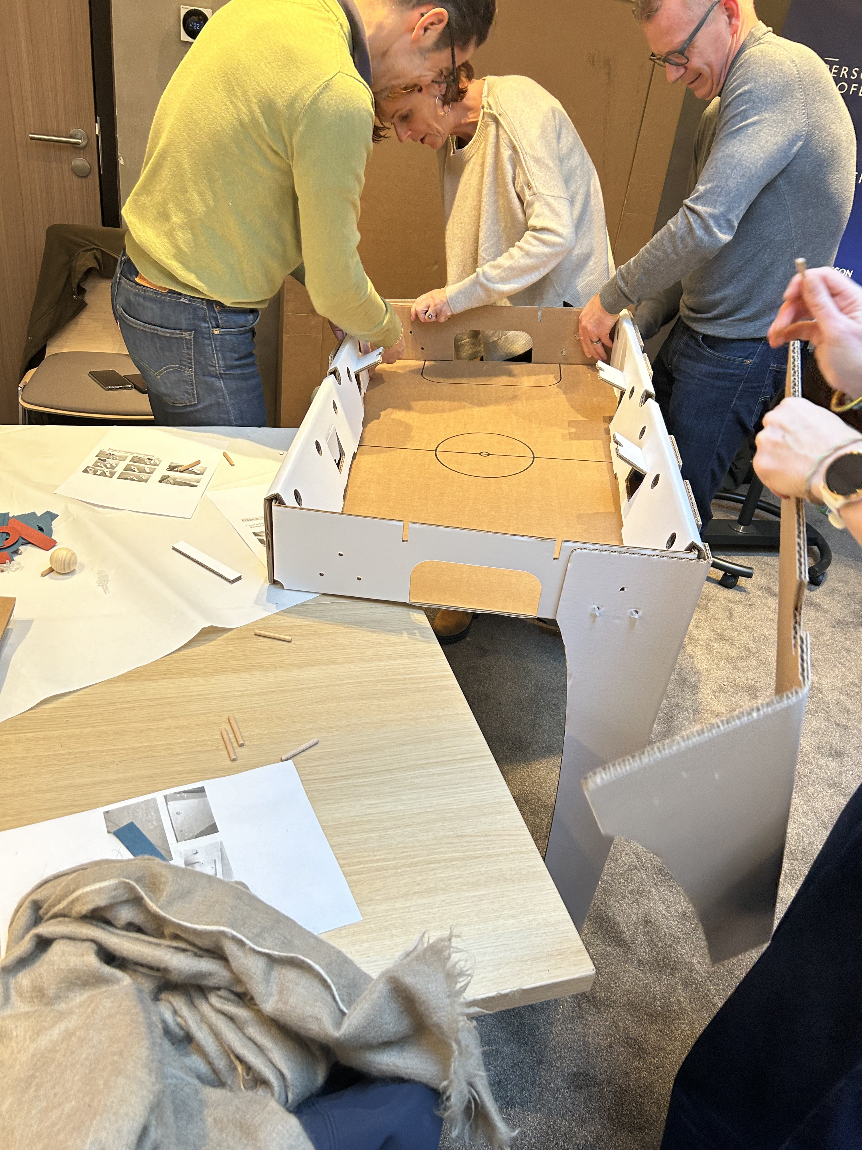 Bedrijfsevenement babyfoot bouwen Brussel groep presenteert afgewerkte tafels · INNOV'events