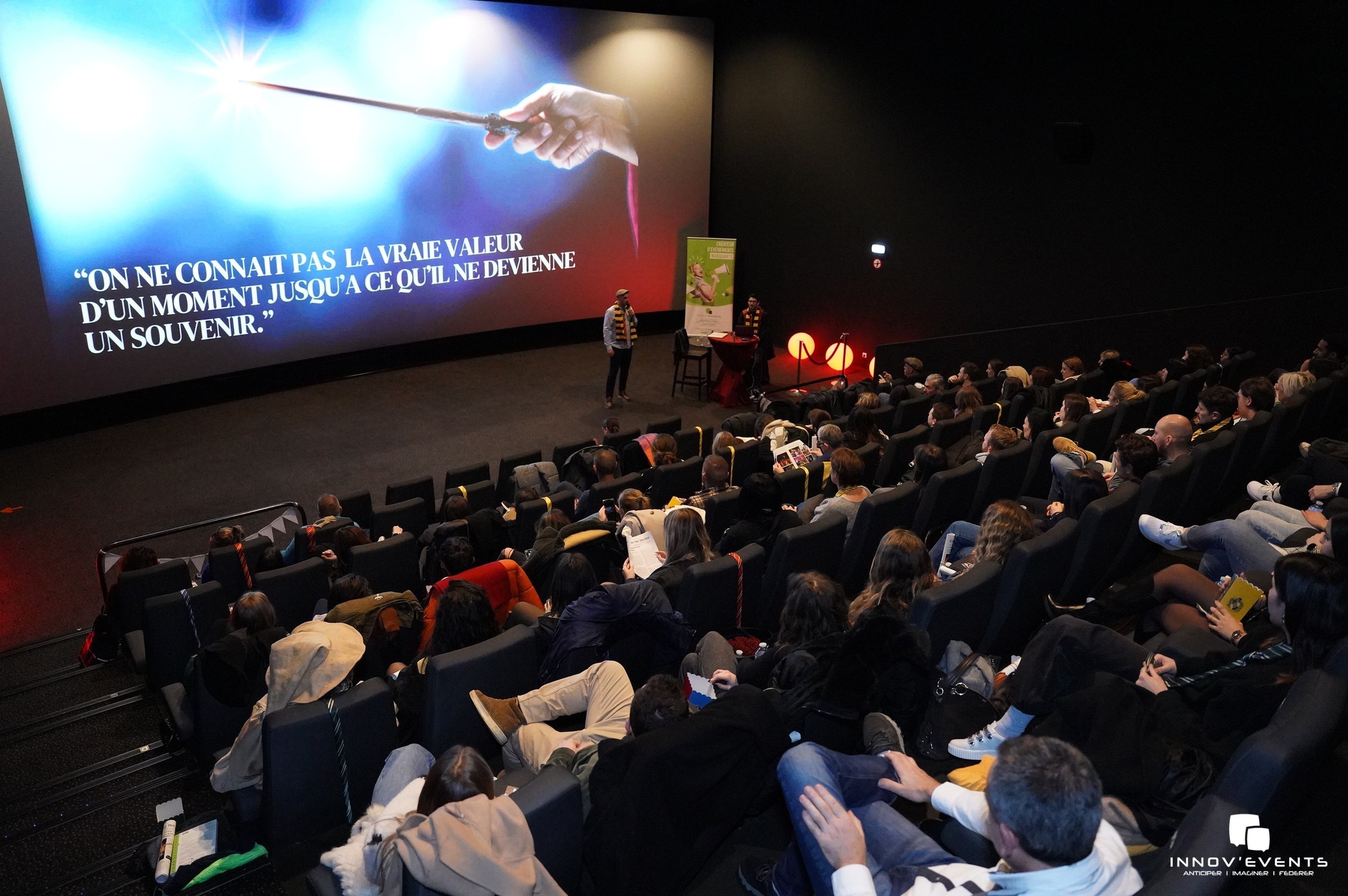 Seminarieruimte huren Luik zicht Maas en stadssilhouet vanuit vergaderzaal · INNOV'events