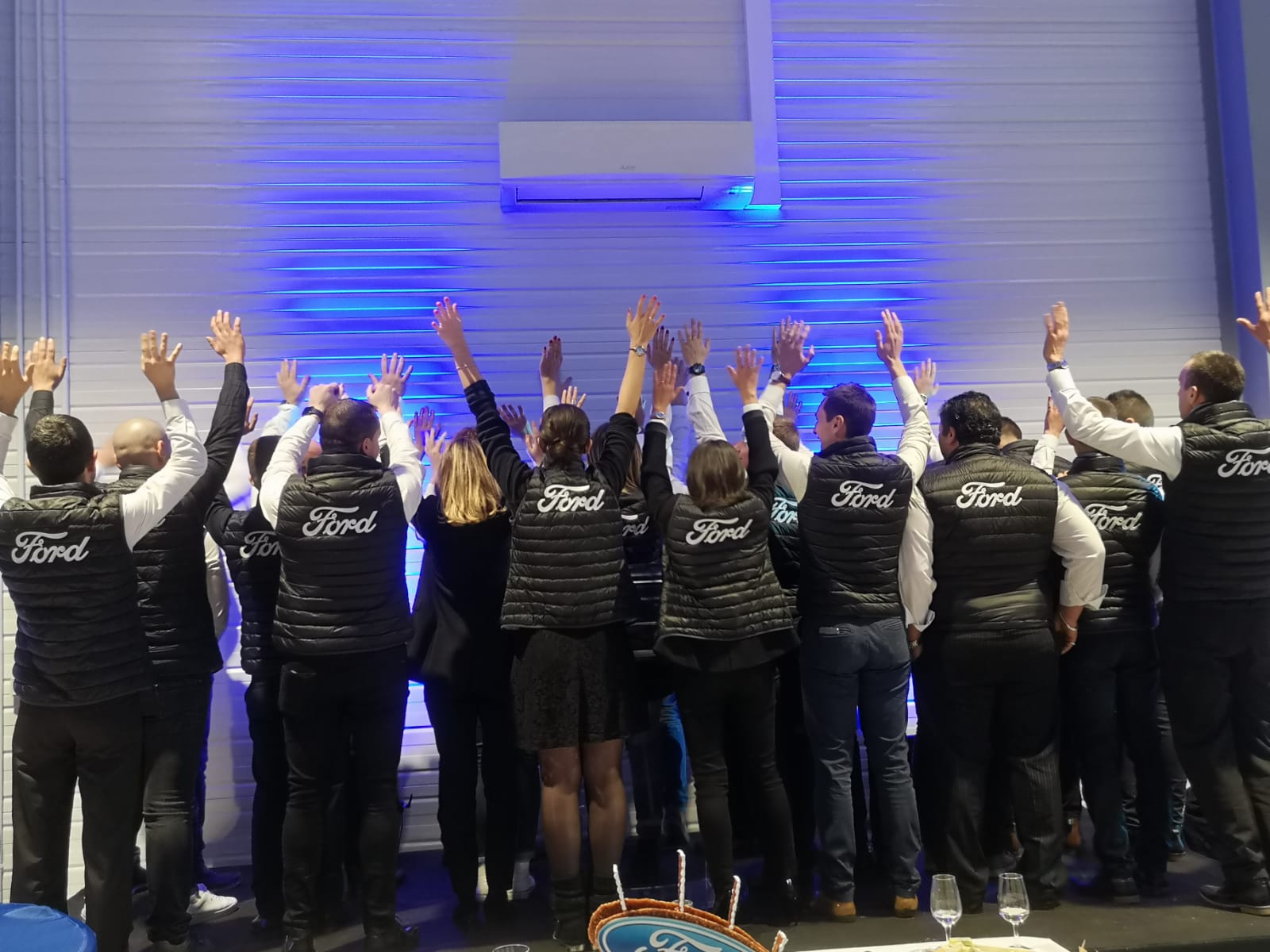 Kookworkshop teamactiviteit bedrijfsfeest België medewerkers keukenopstelling · INNOV'events