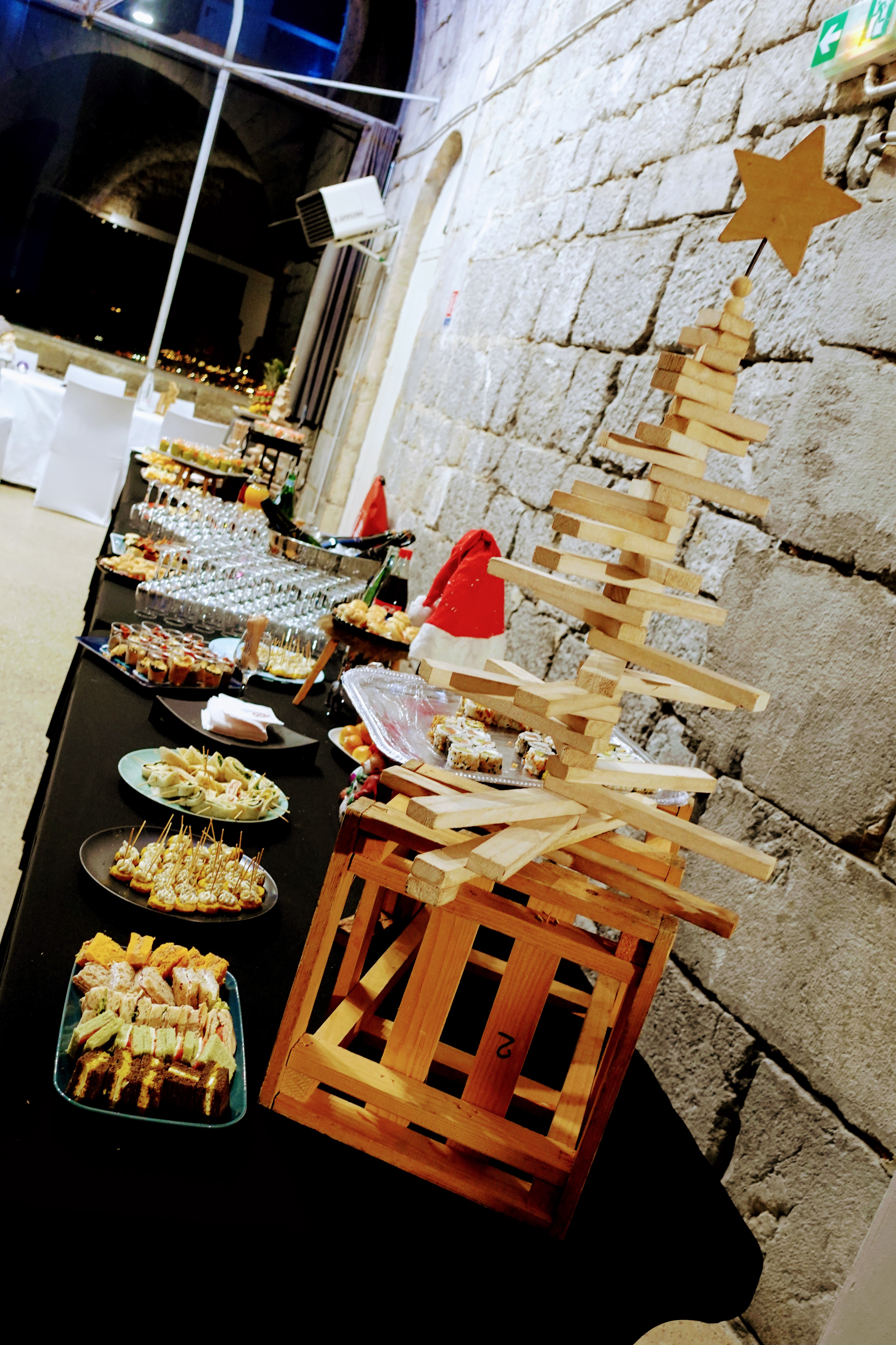 Eindejaarsfeest Luik, walking dinner langs de oevers van de Maas · INNOV'events