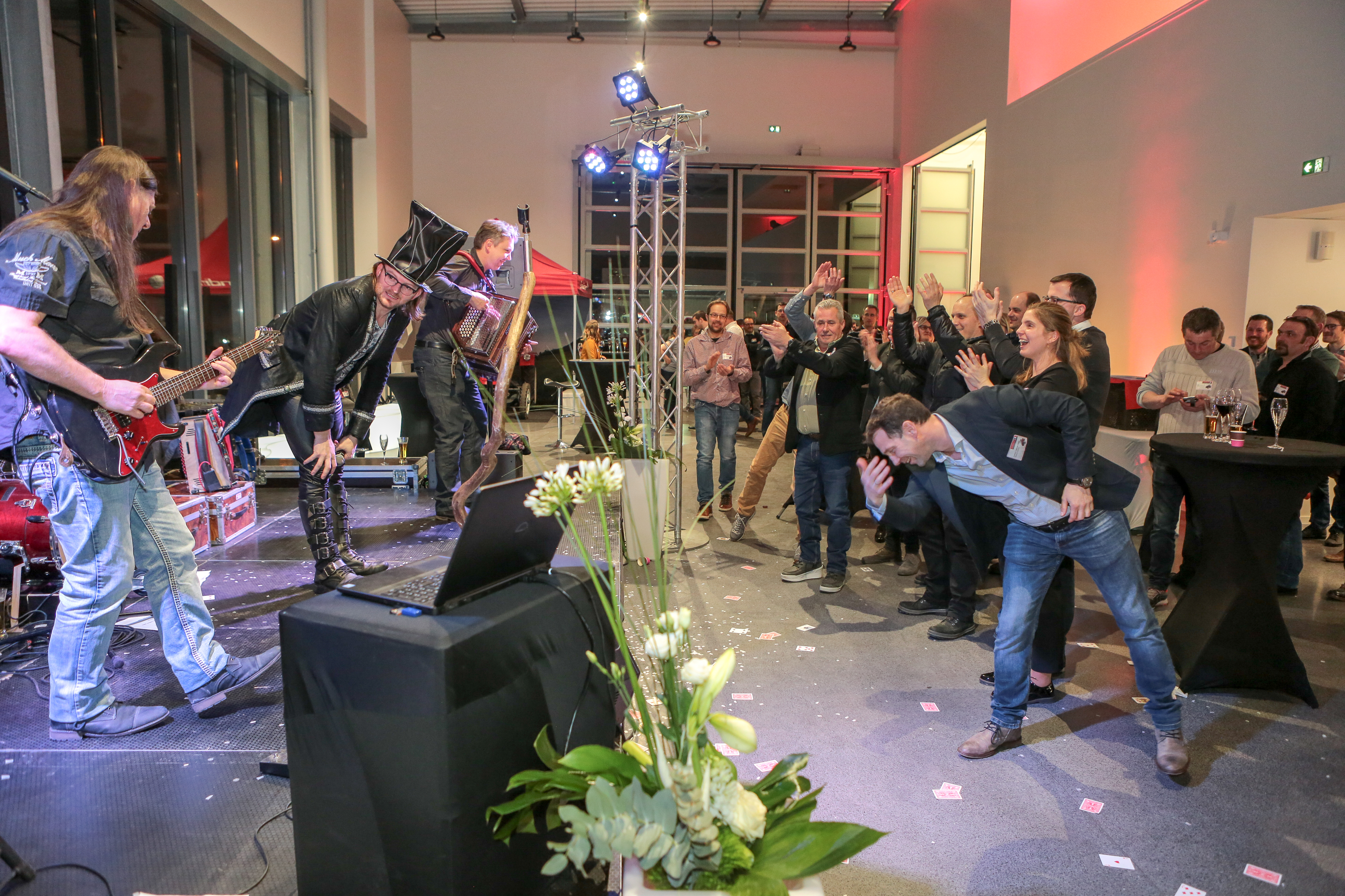 Bedrijfsfeest België walking dinner industriële loftruimte medewerkers circuleren · INNOV'events